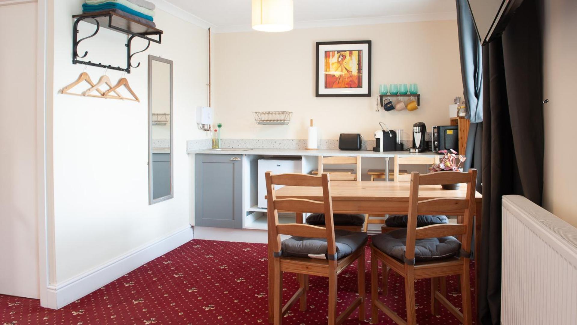 Quadruple Room with Bathroom - Photo 12