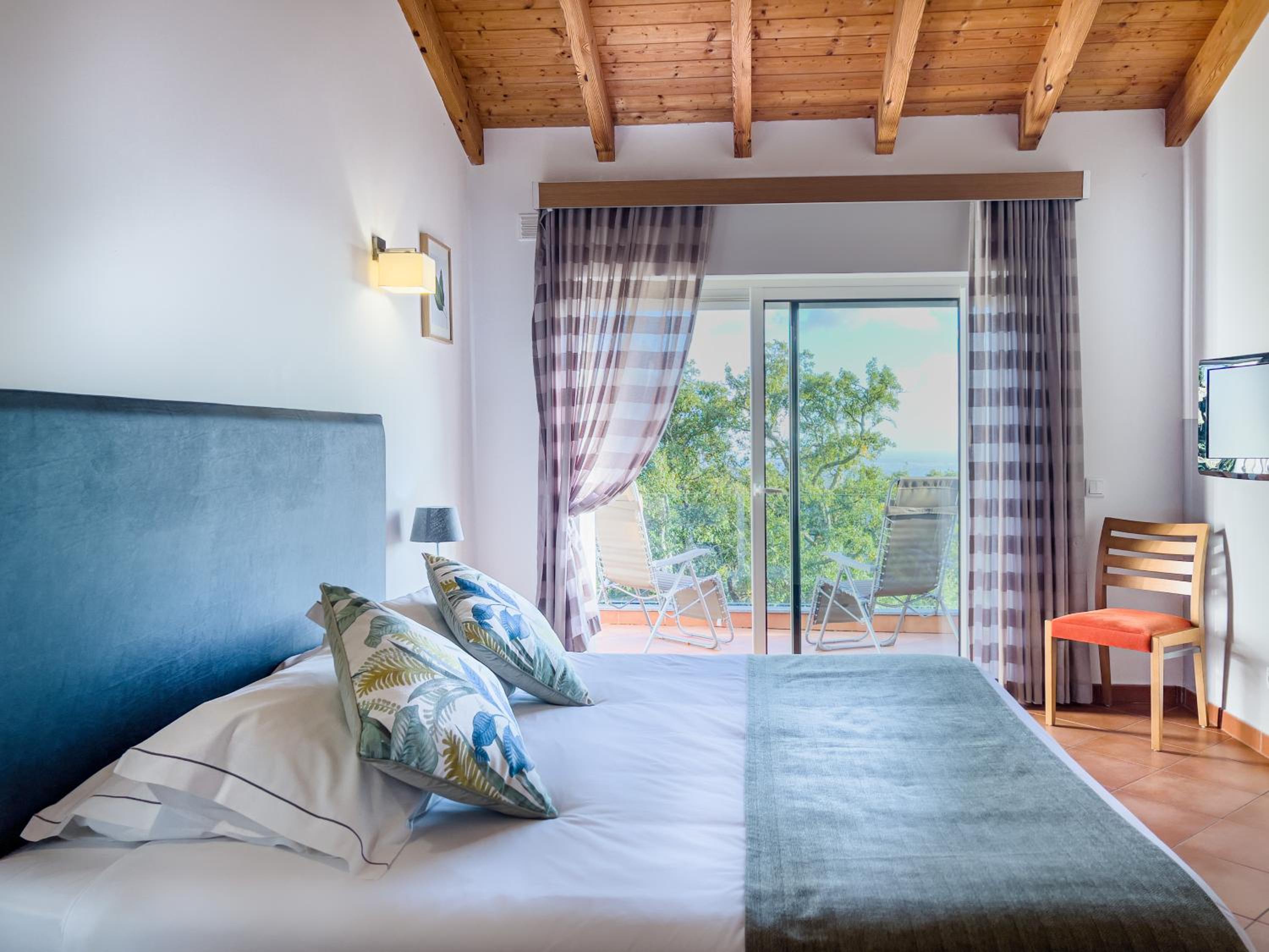 Family Room (2 Adults + 2 Children) with Balcony and Panoramic View photo 3