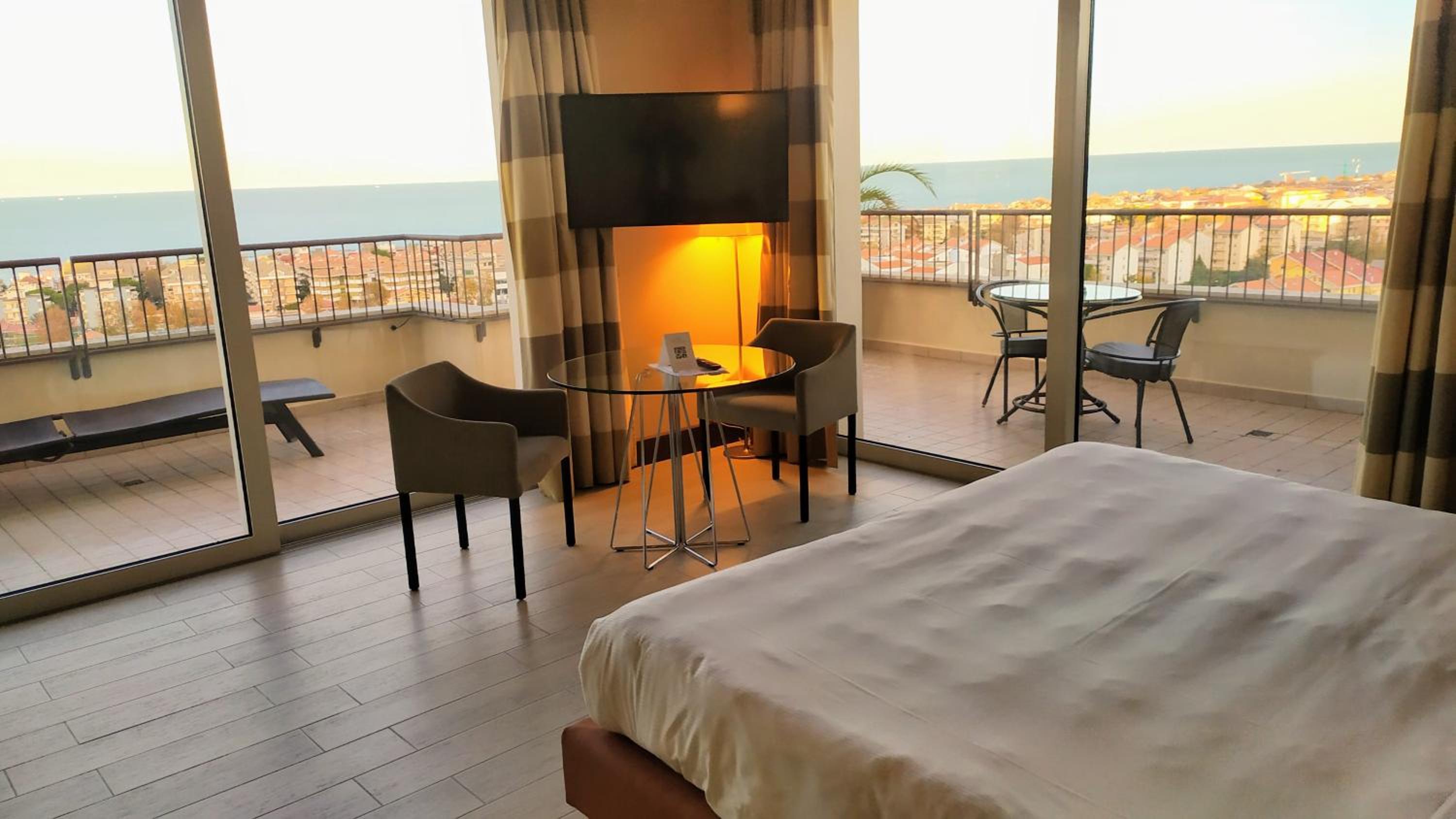 Suite with Hot Tub - Photo 1