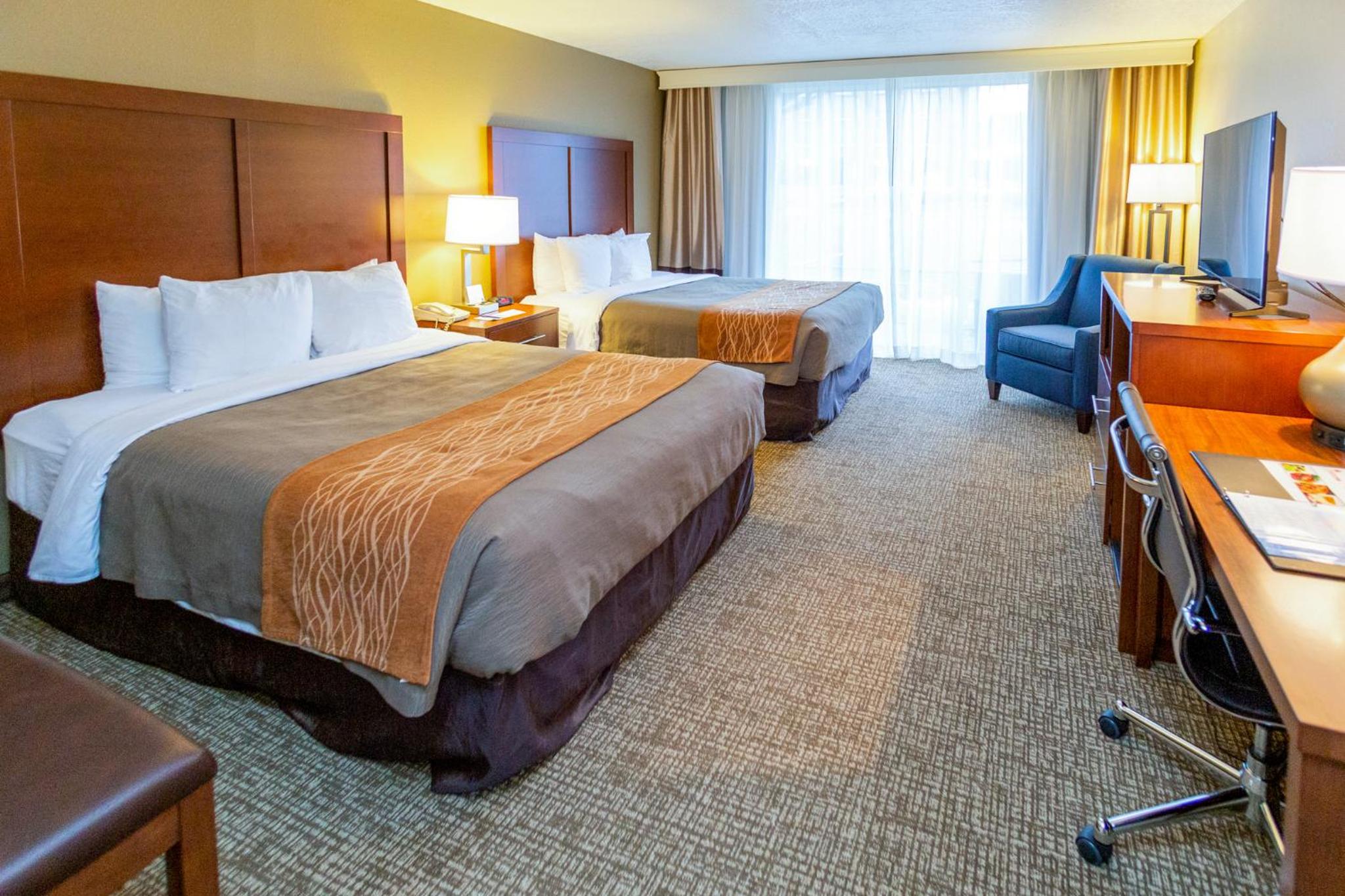 Queen Room with Two Queen Beds - Non-Smoking - Photo 8