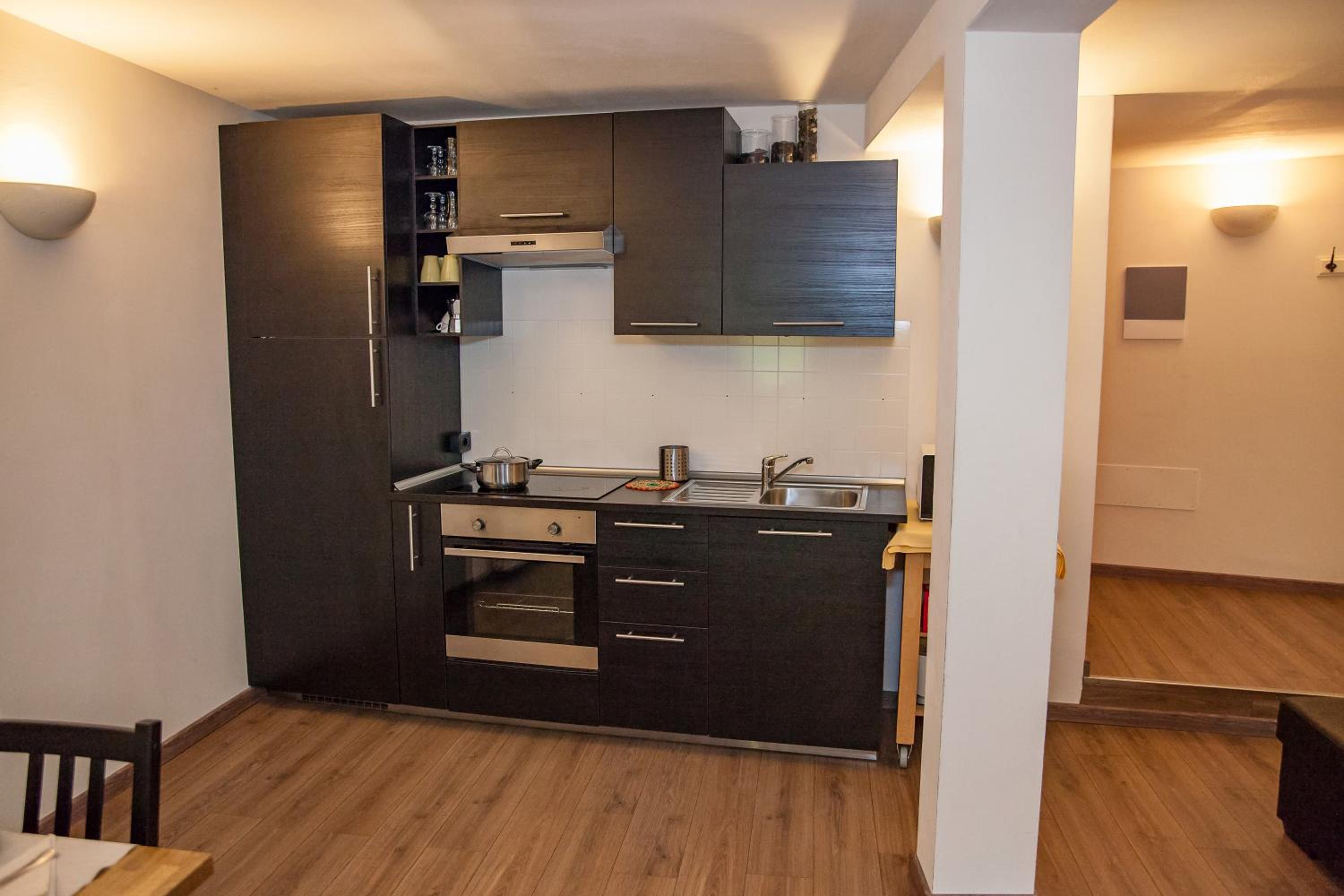 One-Bedroom Apartment - Annex - Photo 6