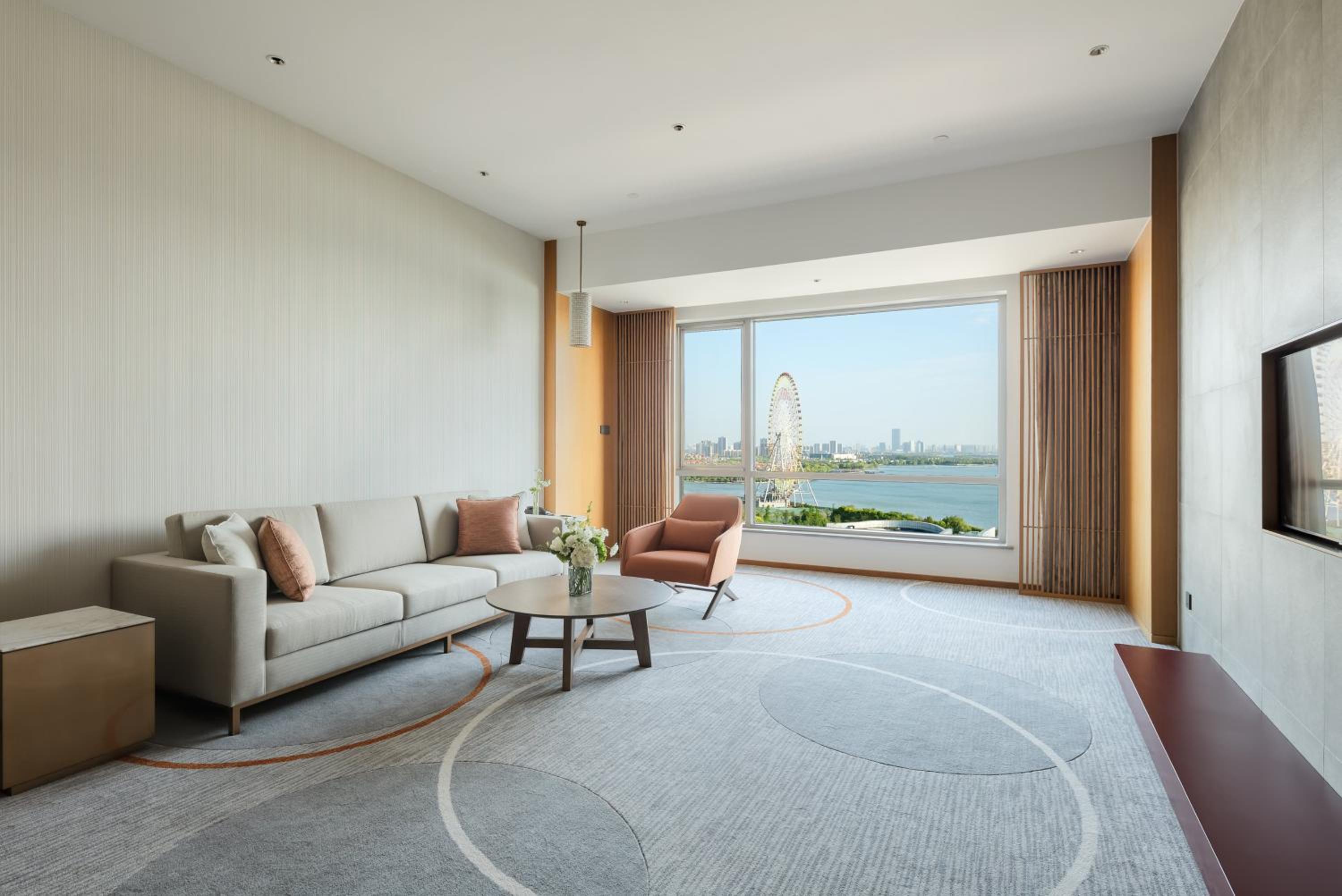 One-Bedroom Suite with View - Photo 4