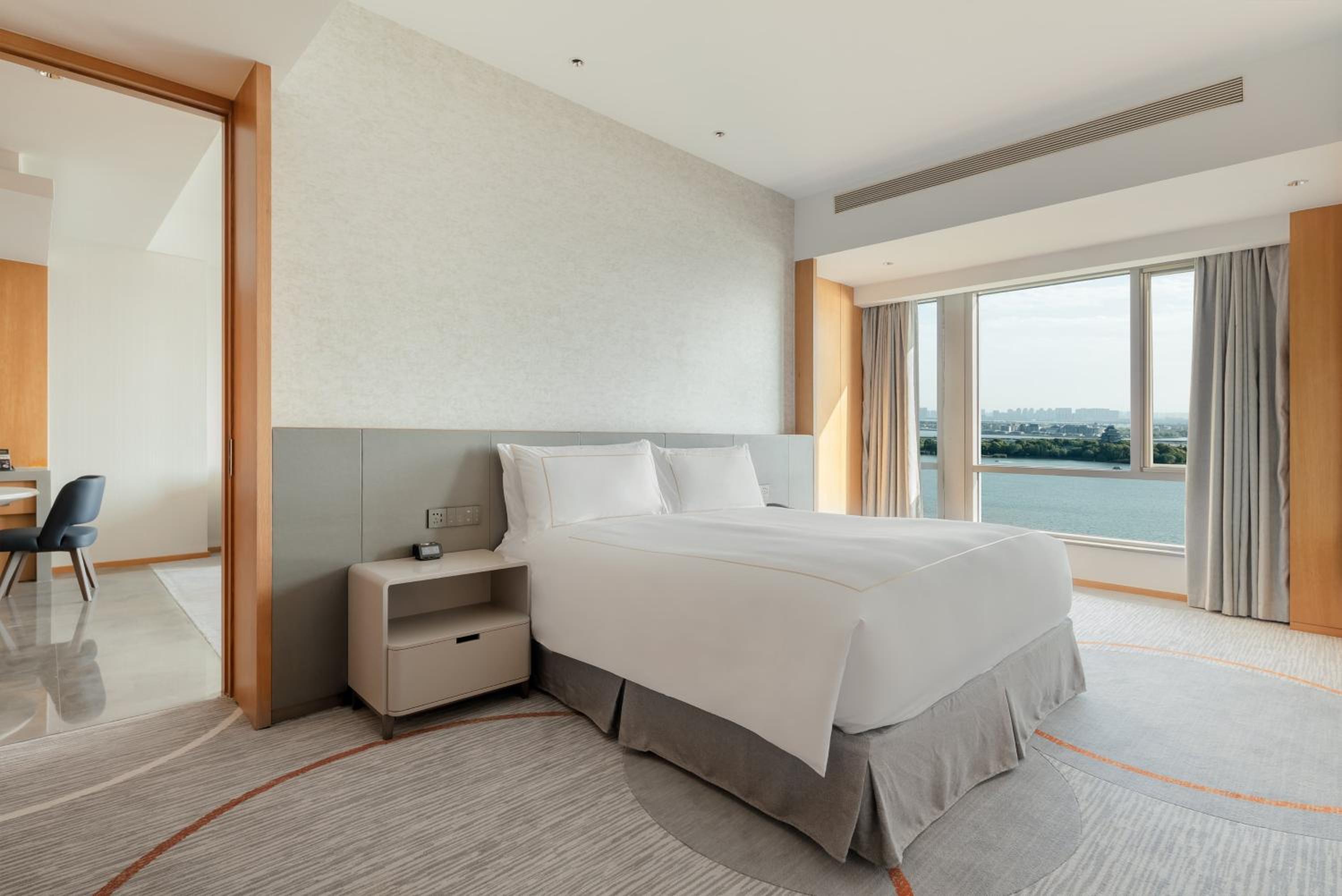 One-Bedroom Suite Landmark Lake View - Photo 3