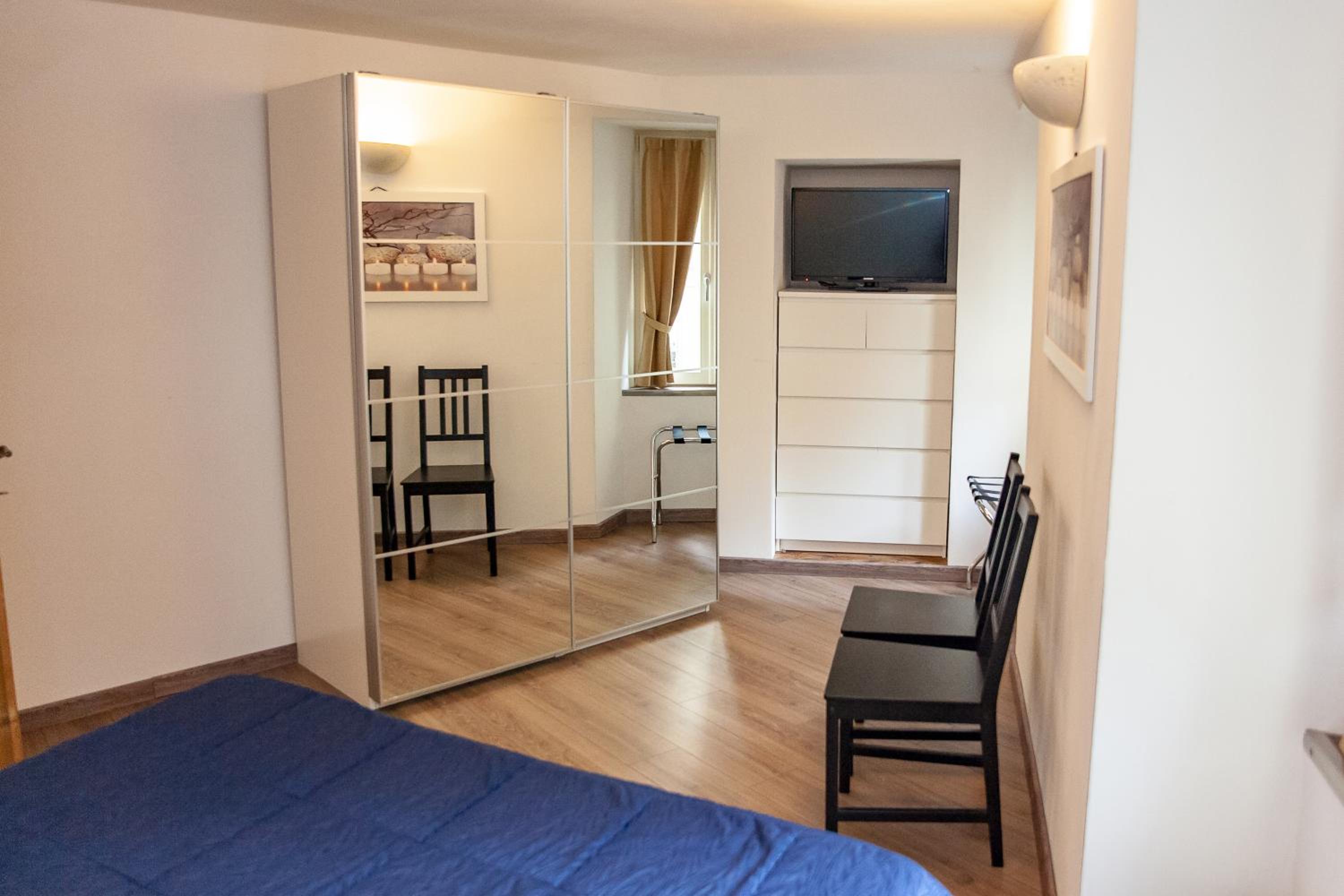 One-Bedroom Apartment - Annex - Photo 1