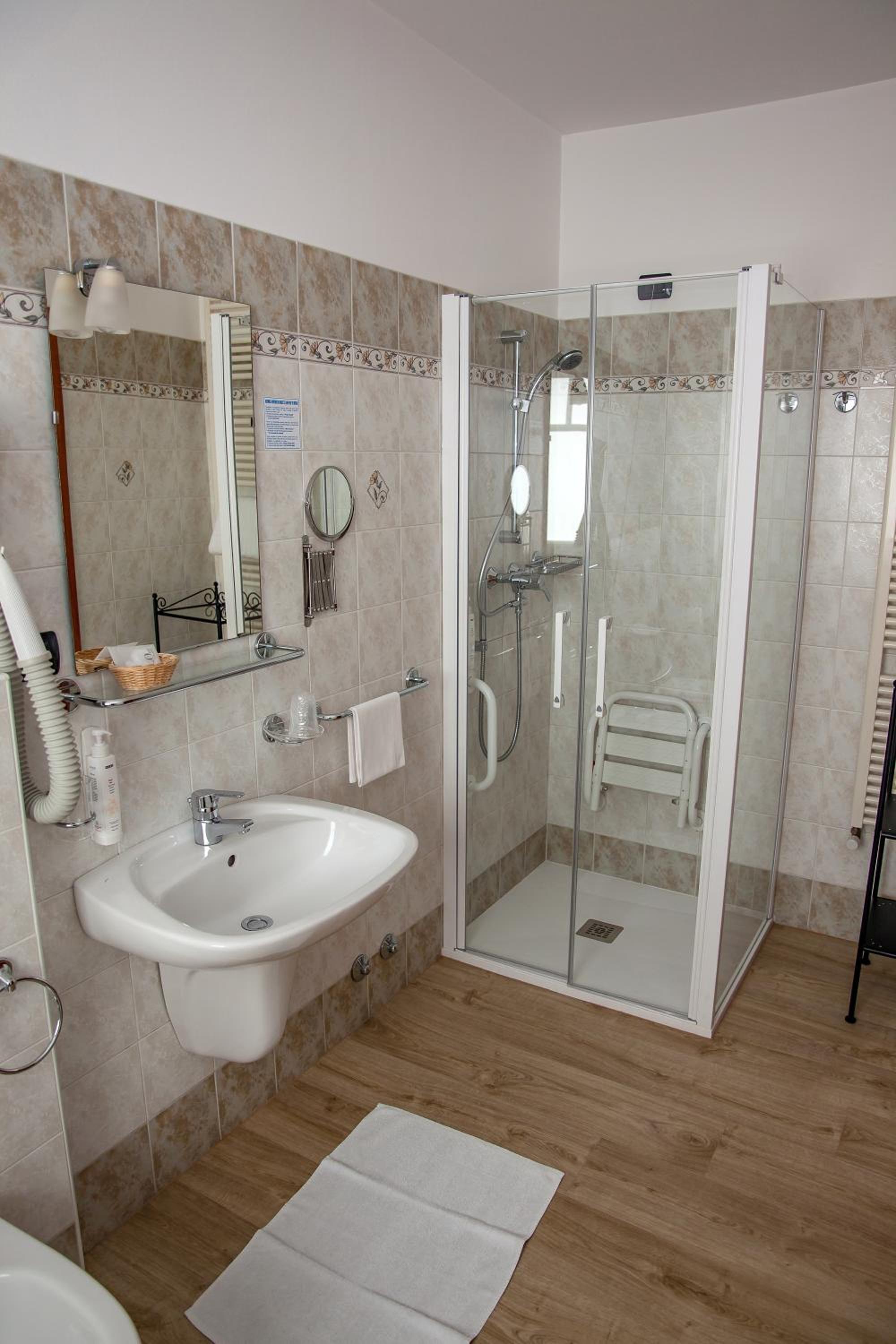 Double or Twin Room with Balcony - Photo 8