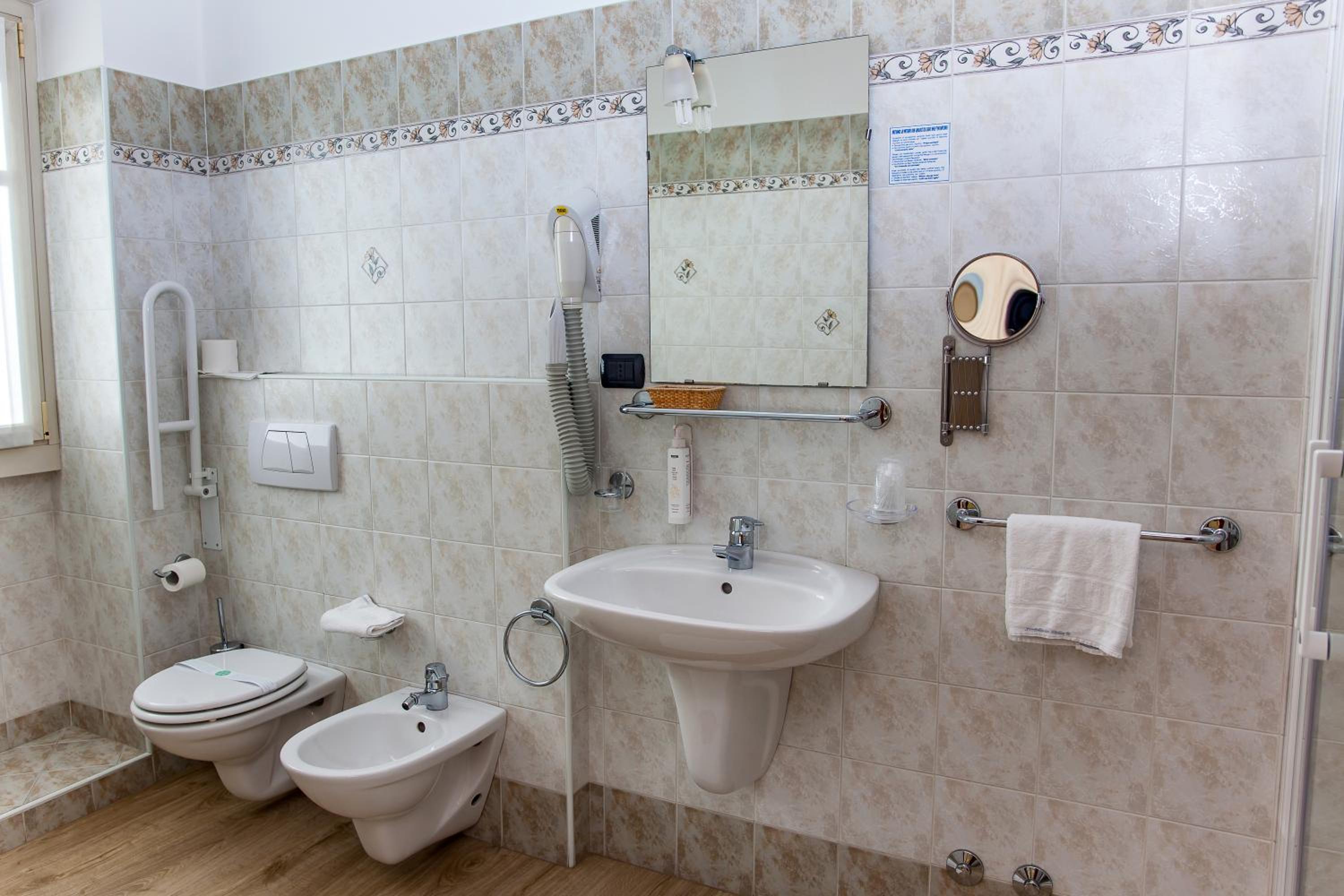 Double or Twin Room with Balcony - Photo 7