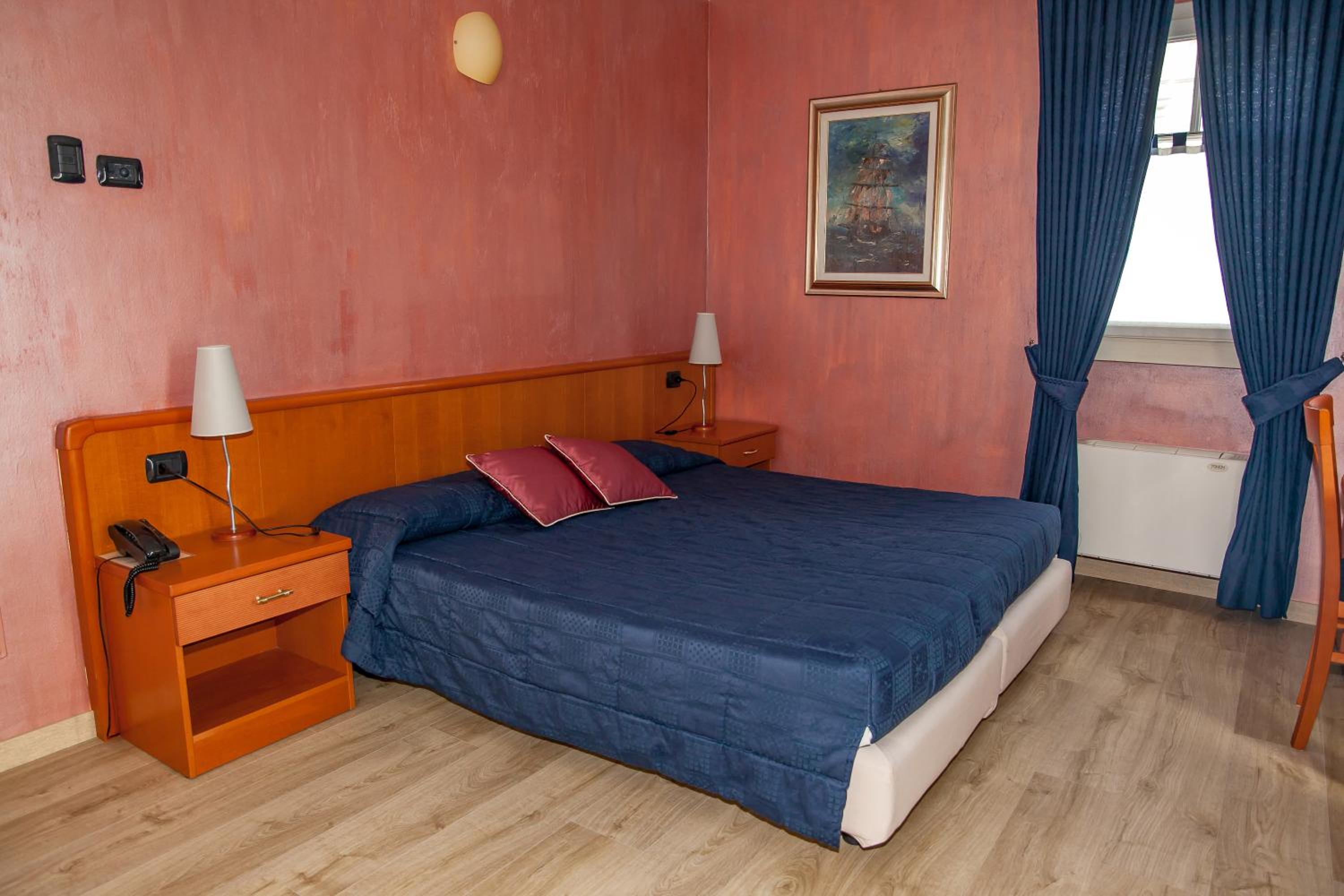 Double or Twin Room with Balcony - Photo 1