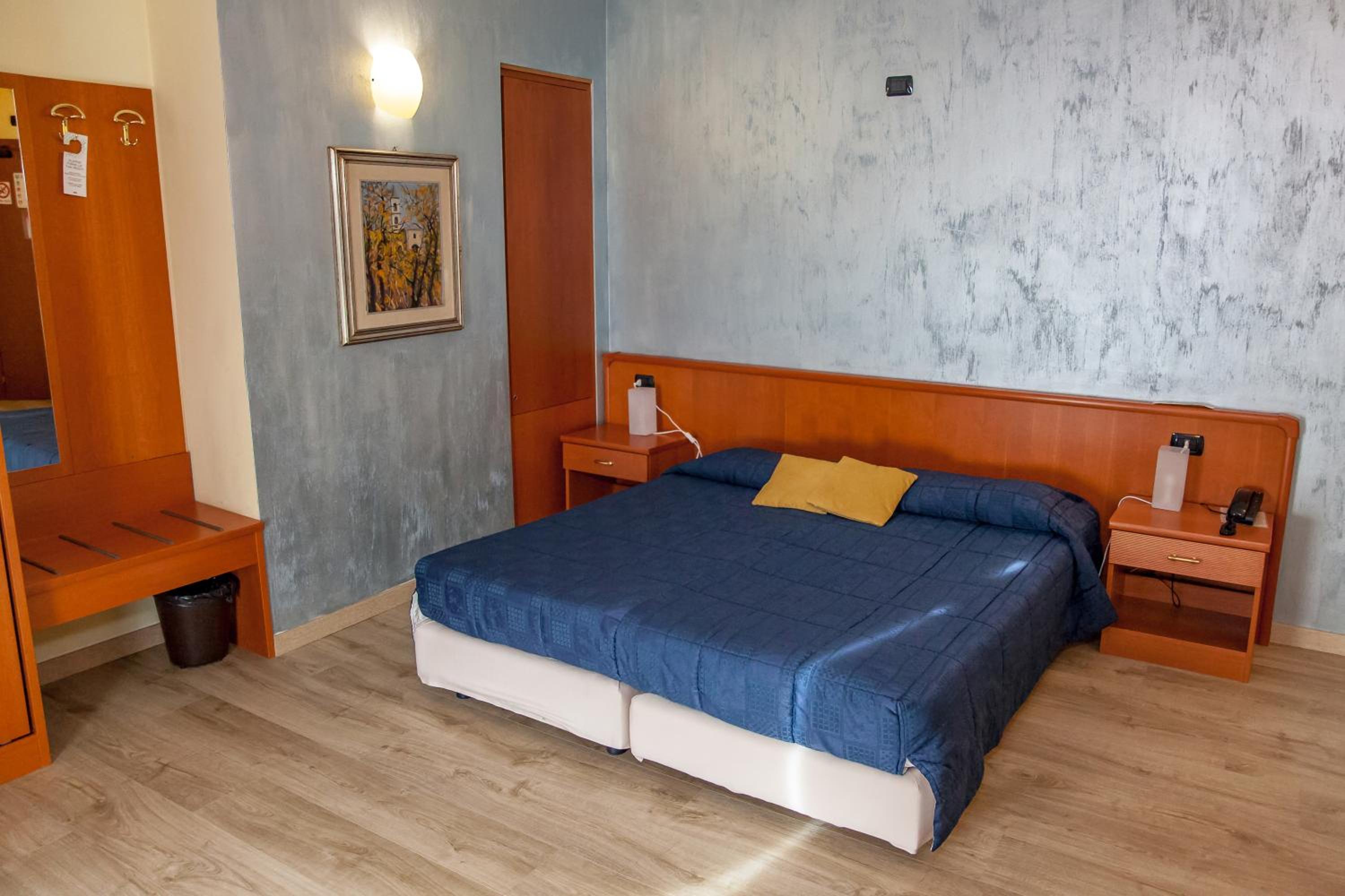 Double or Twin Room with Balcony - Photo 6