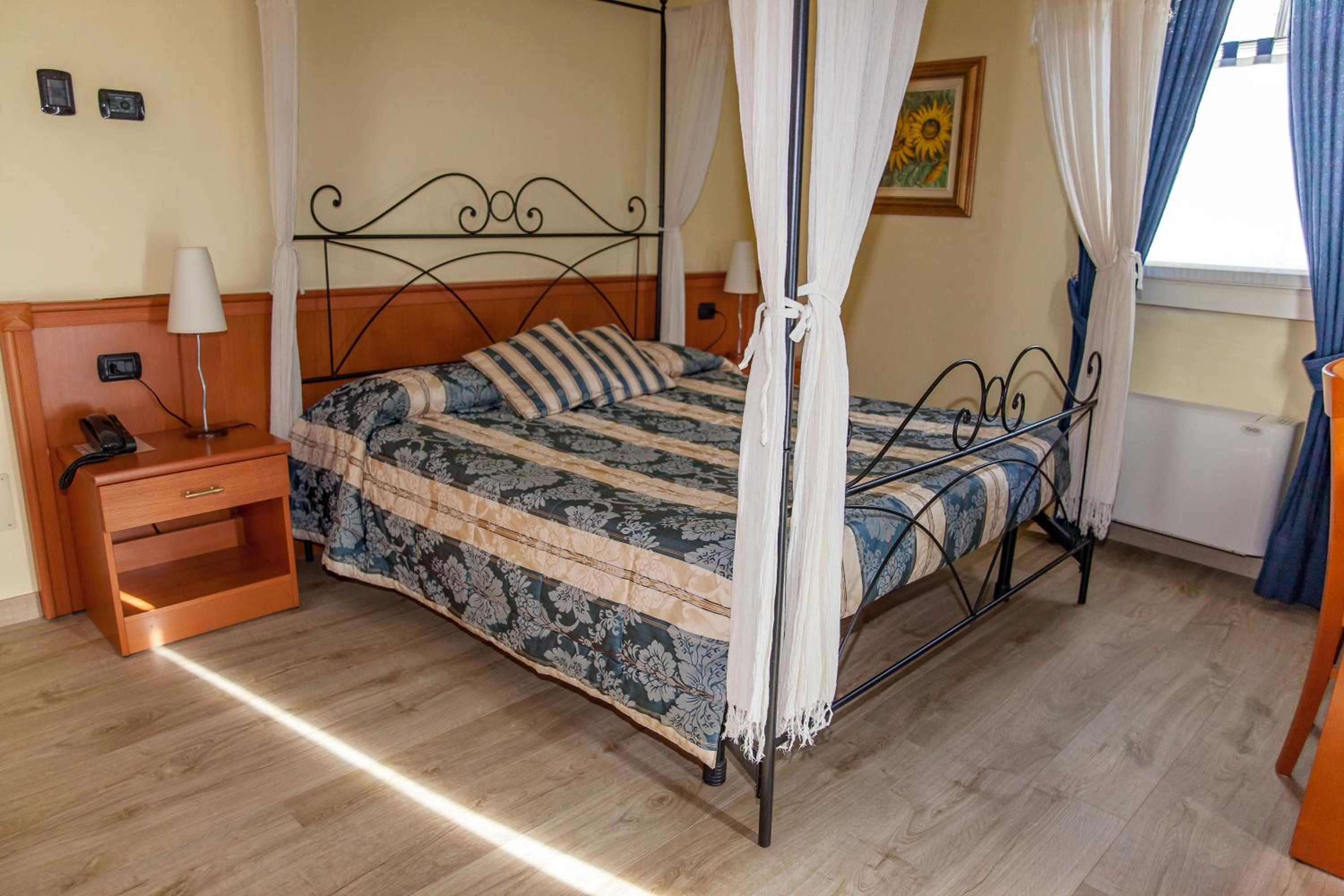 Double or Twin Room with Balcony - Photo 5