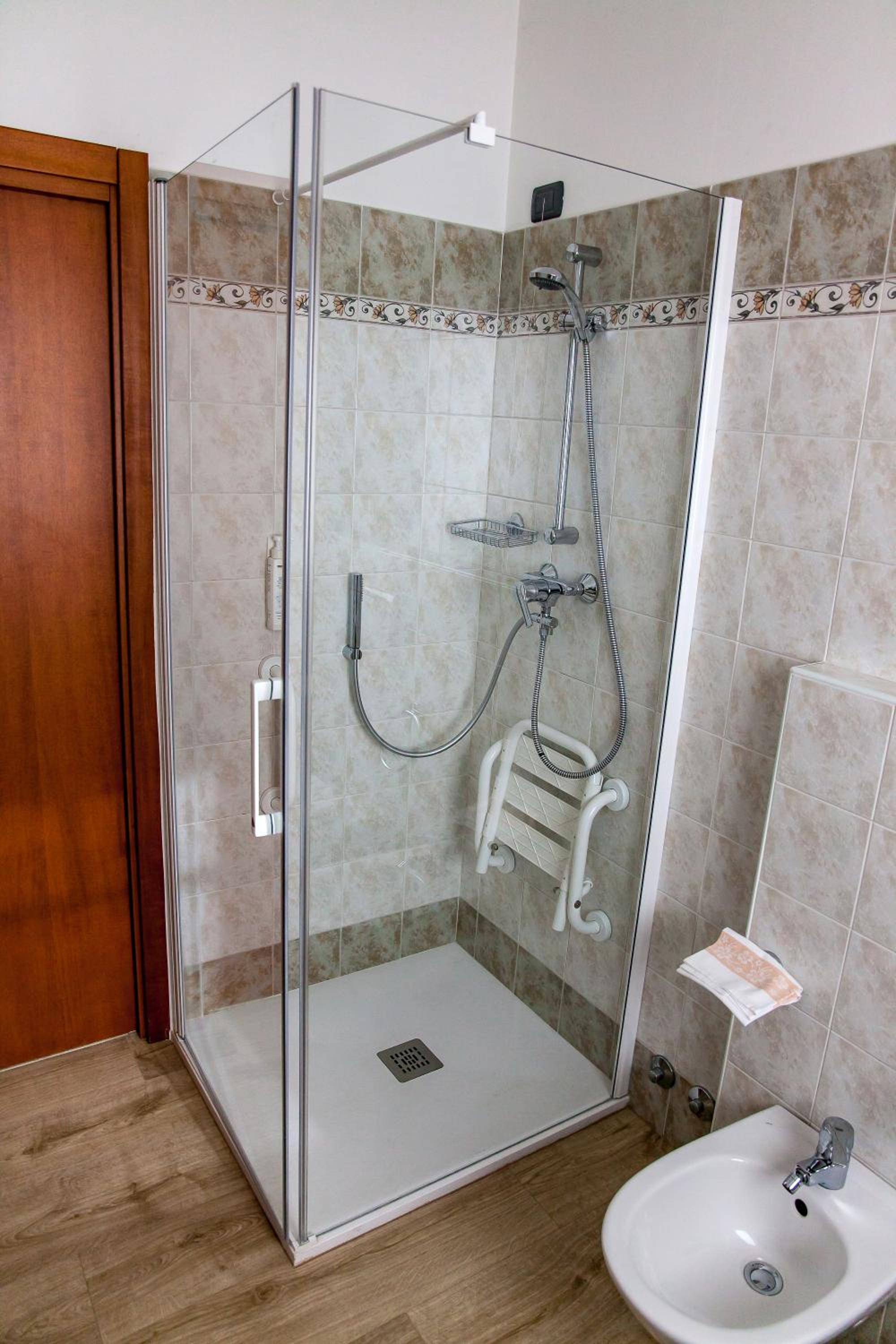 Double or Twin Room with Balcony - Photo 3