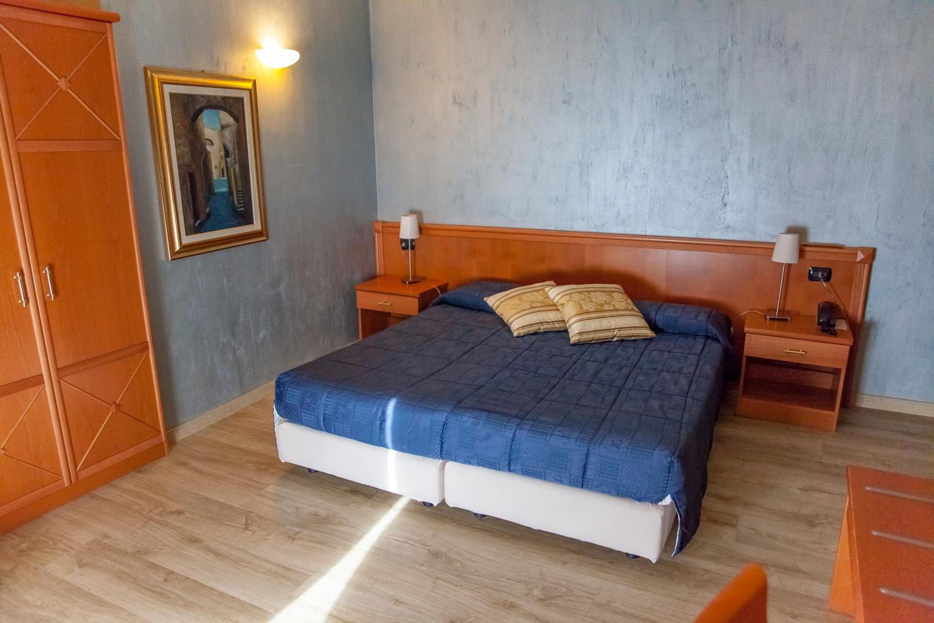 Double or Twin Room with Balcony - Photo 4