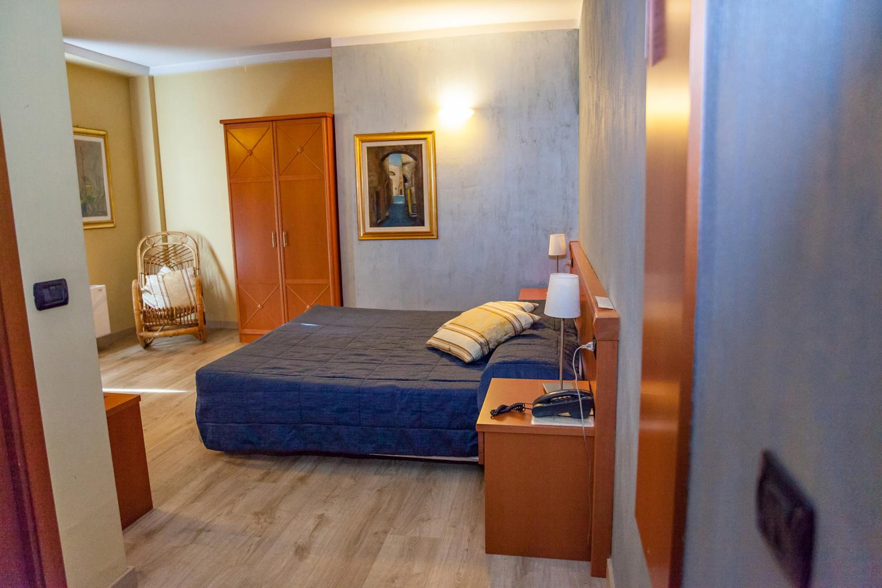Double or Twin Room with Balcony - Photo 2