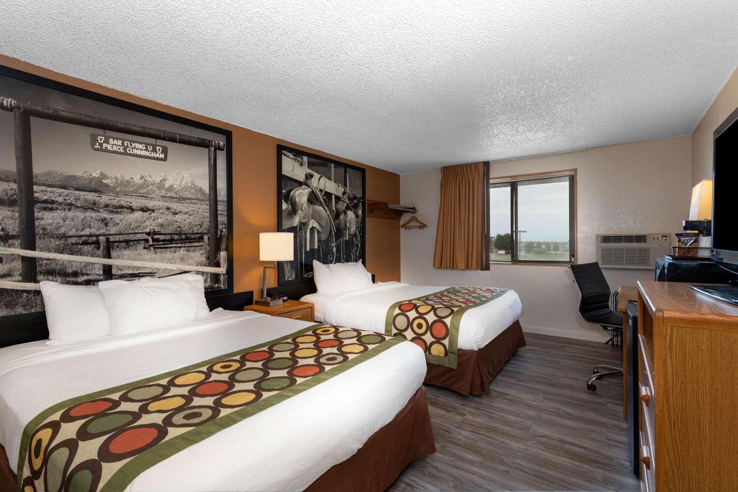 Queen Room with Two Queen Beds - Non-Smoking - Photo 3