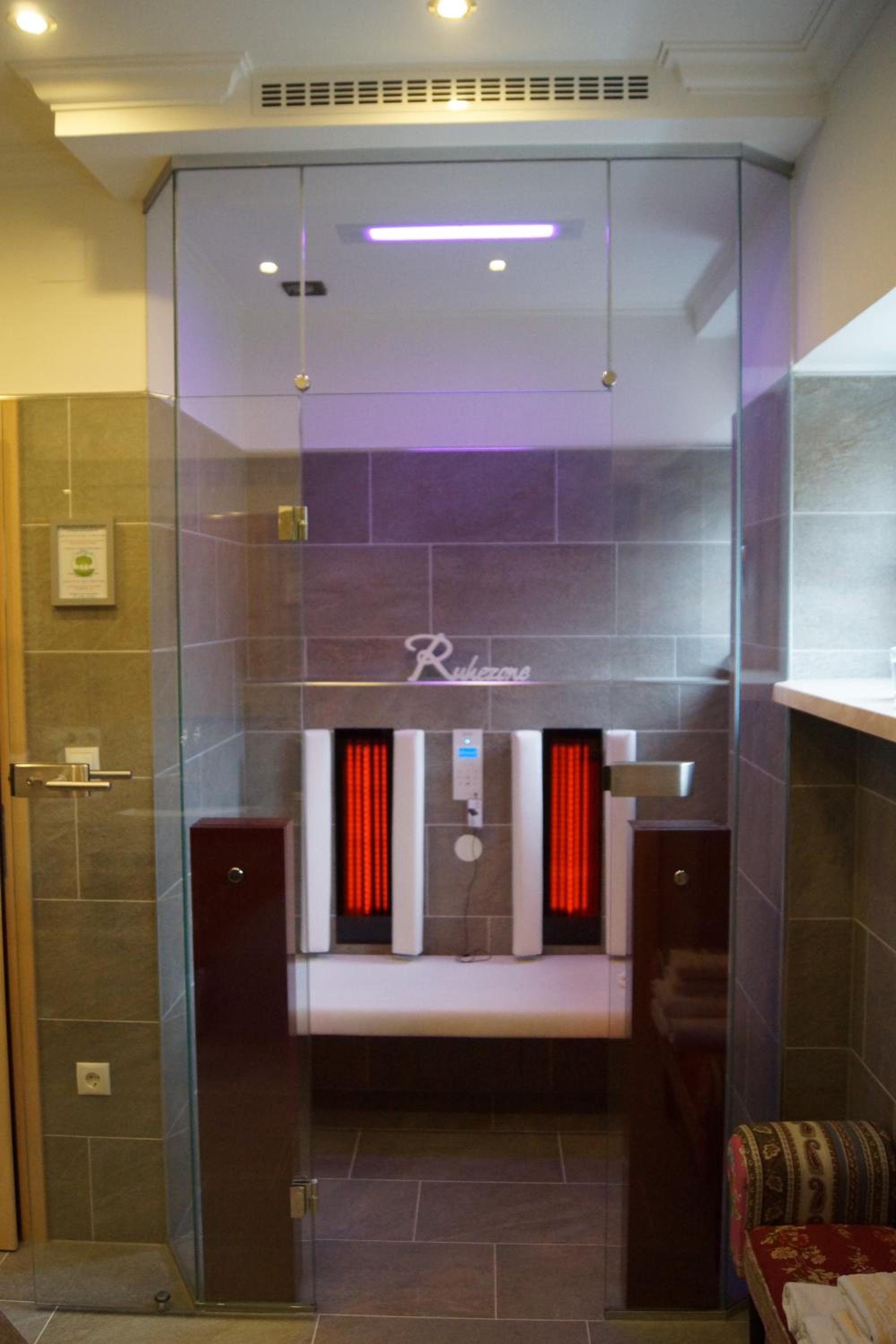 Wellness Room with Infrared Cabin incl. Parking if available photo 3