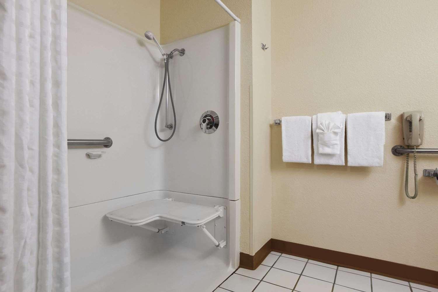 Queen Room - Mobility Access/Non-Smoking - Photo 4