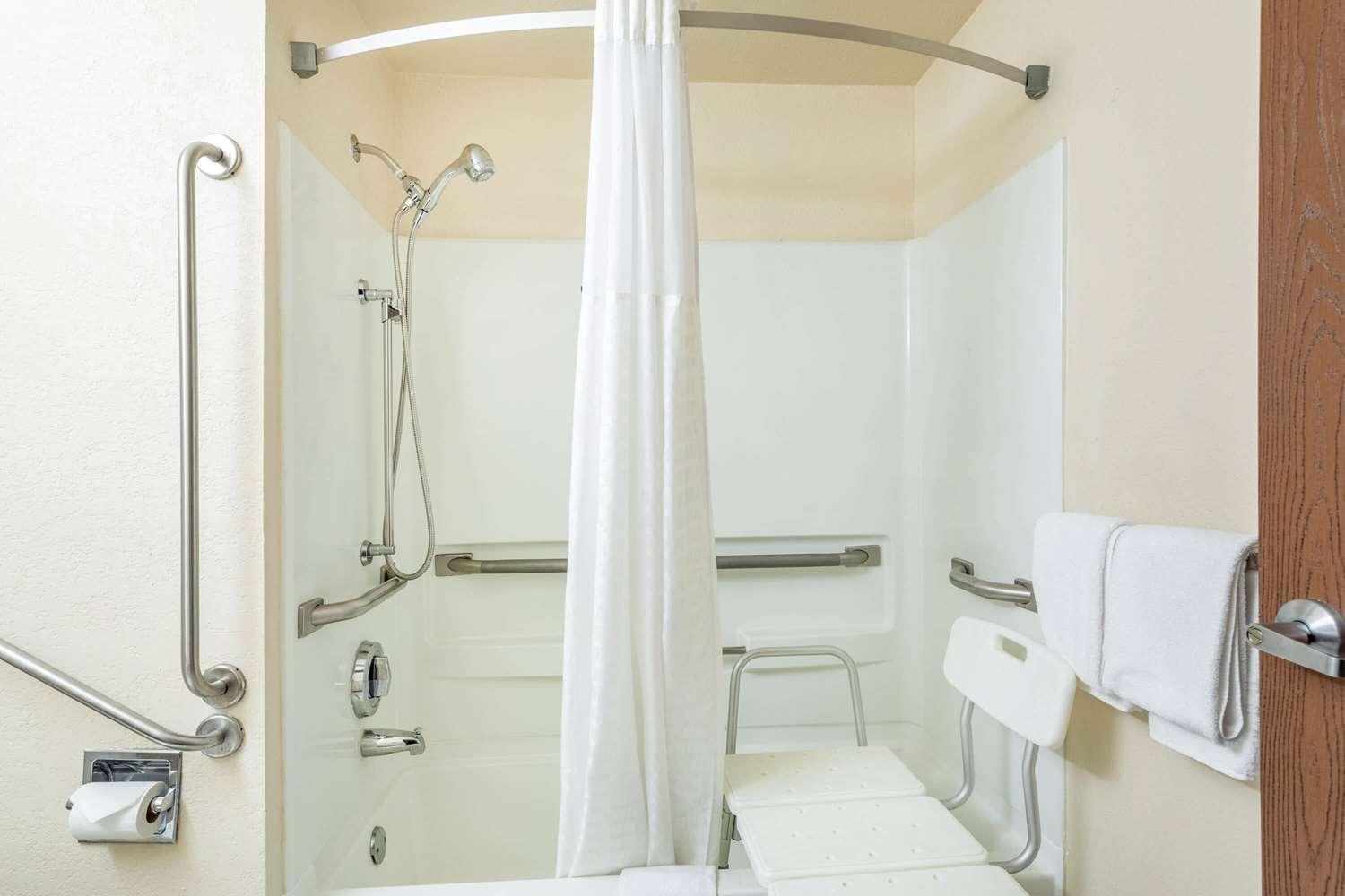 Queen Room - Mobility Access/Non-Smoking - Photo 5