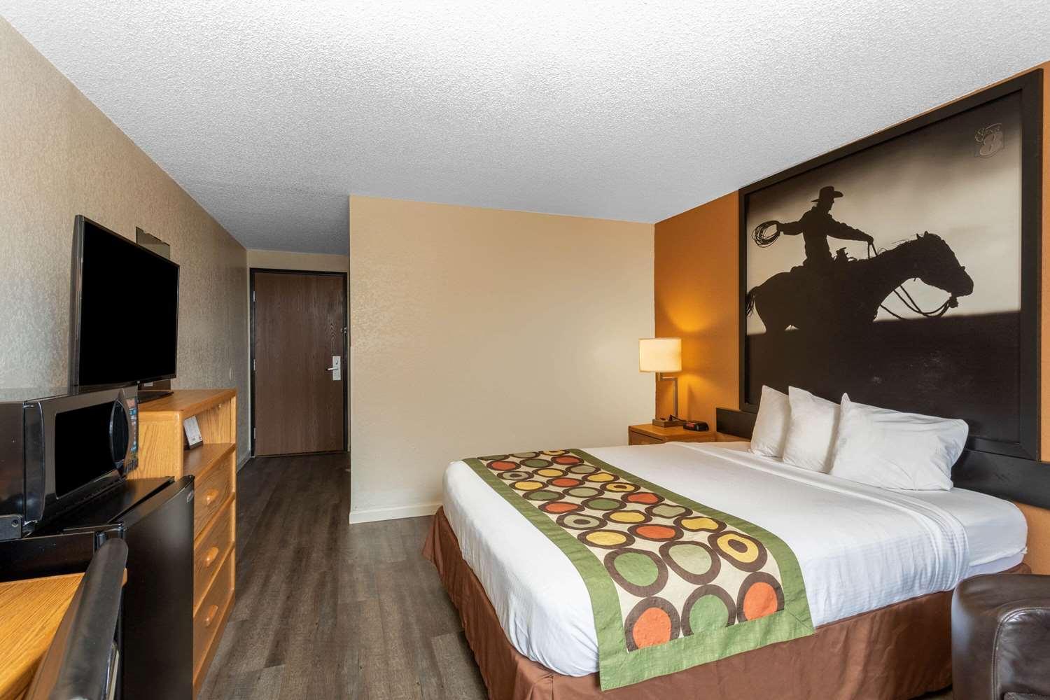 King Room - Non-Smoking - Photo 4