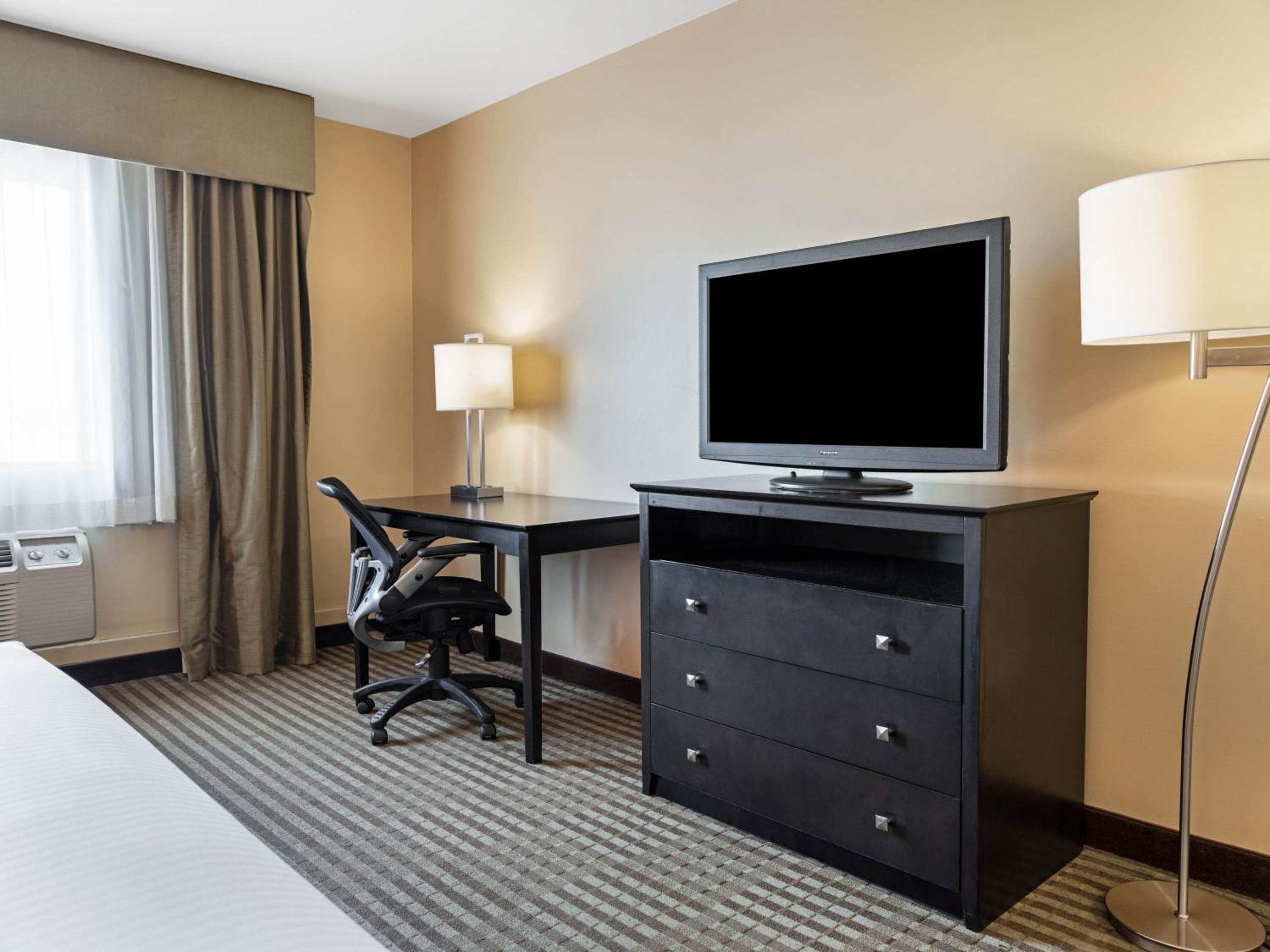 Queen Room With Two Queen Beds - Disability Access - Photo 3