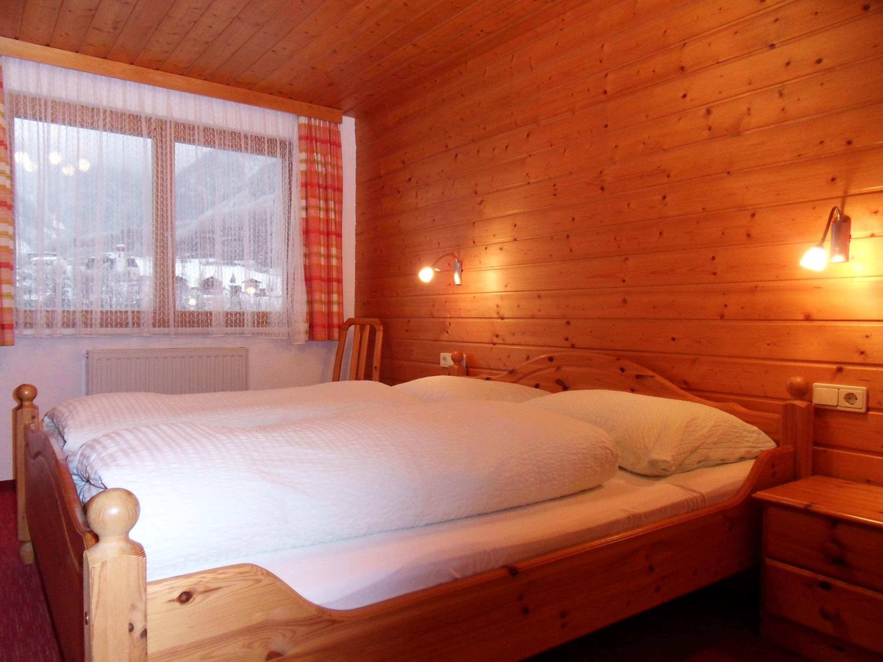 Three-Bedroom Apartment with Garden photo 2