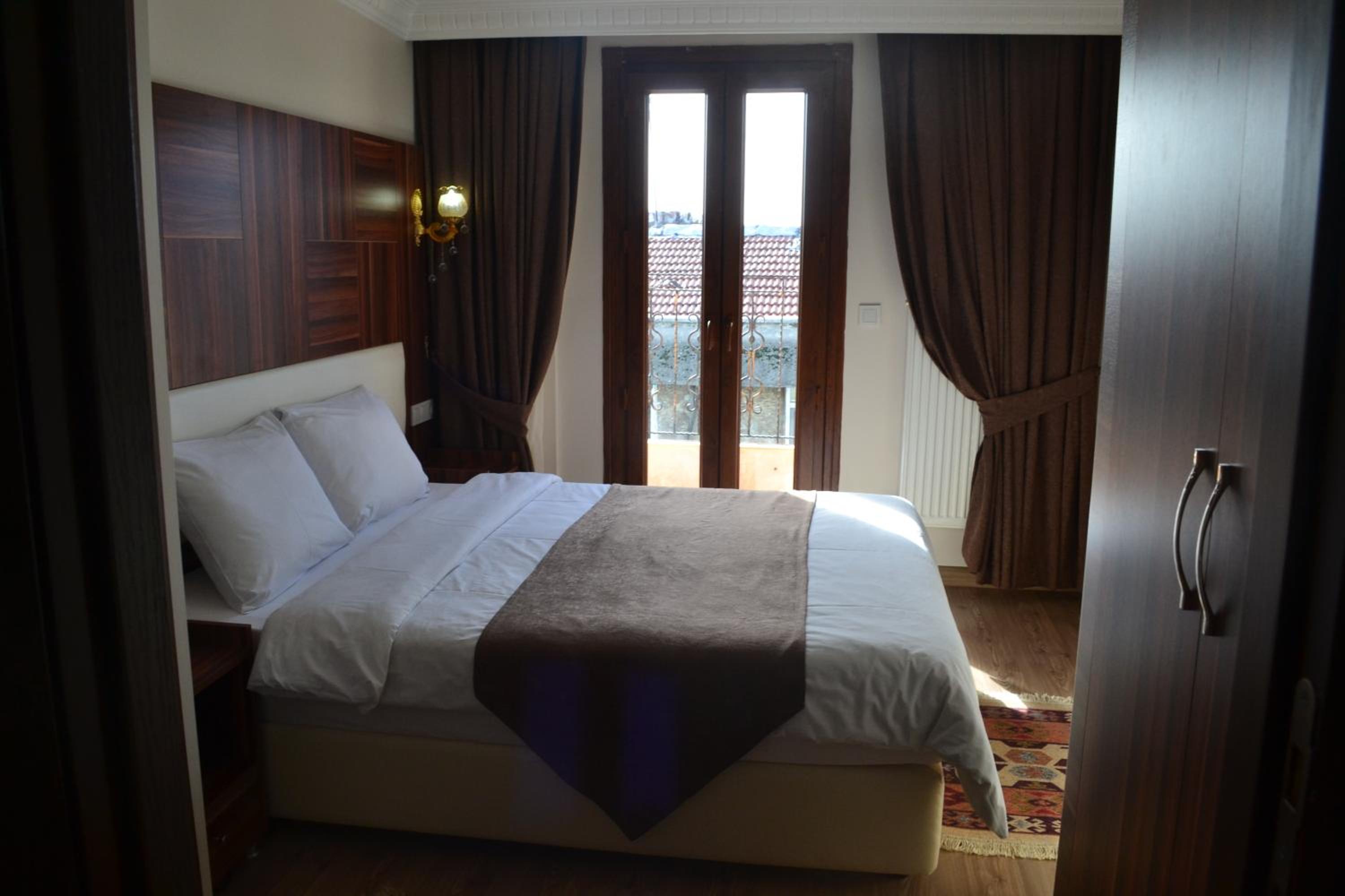 Deluxe Suite with Balcony photo 1