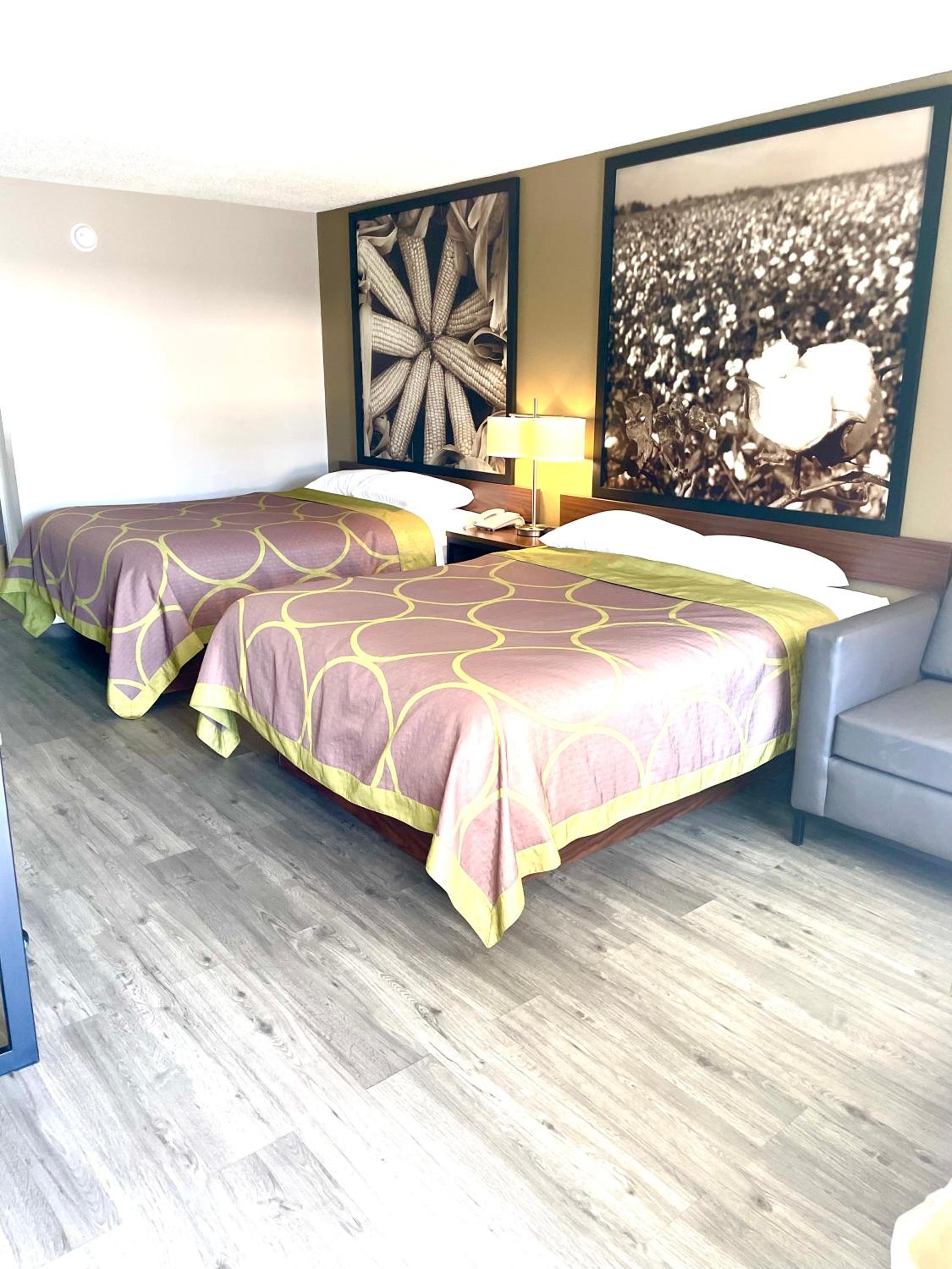 Queen Room with Two Queen Beds - Non-Smoking - Photo 3