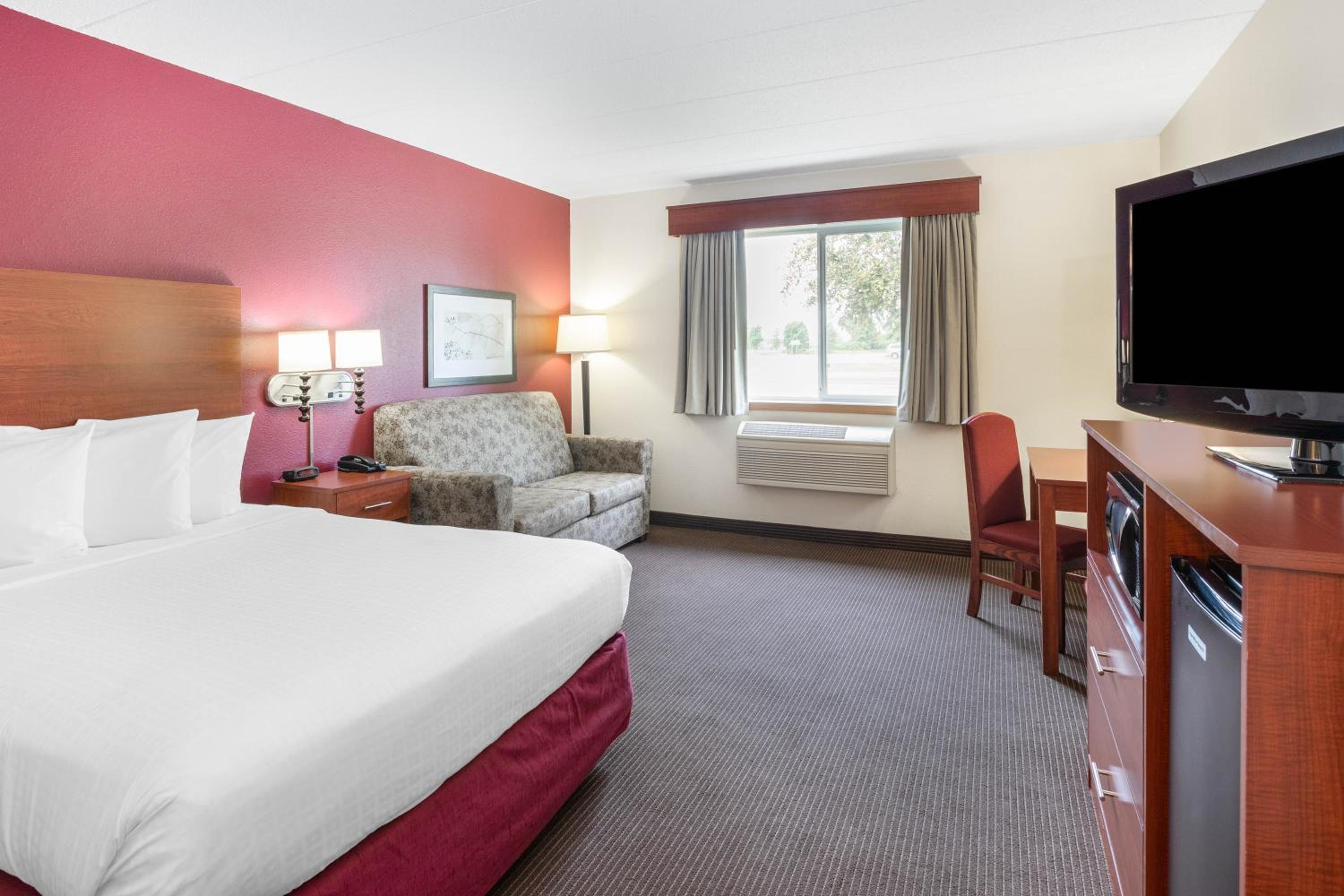 Queen Room with Sofa Bed - Photo 1