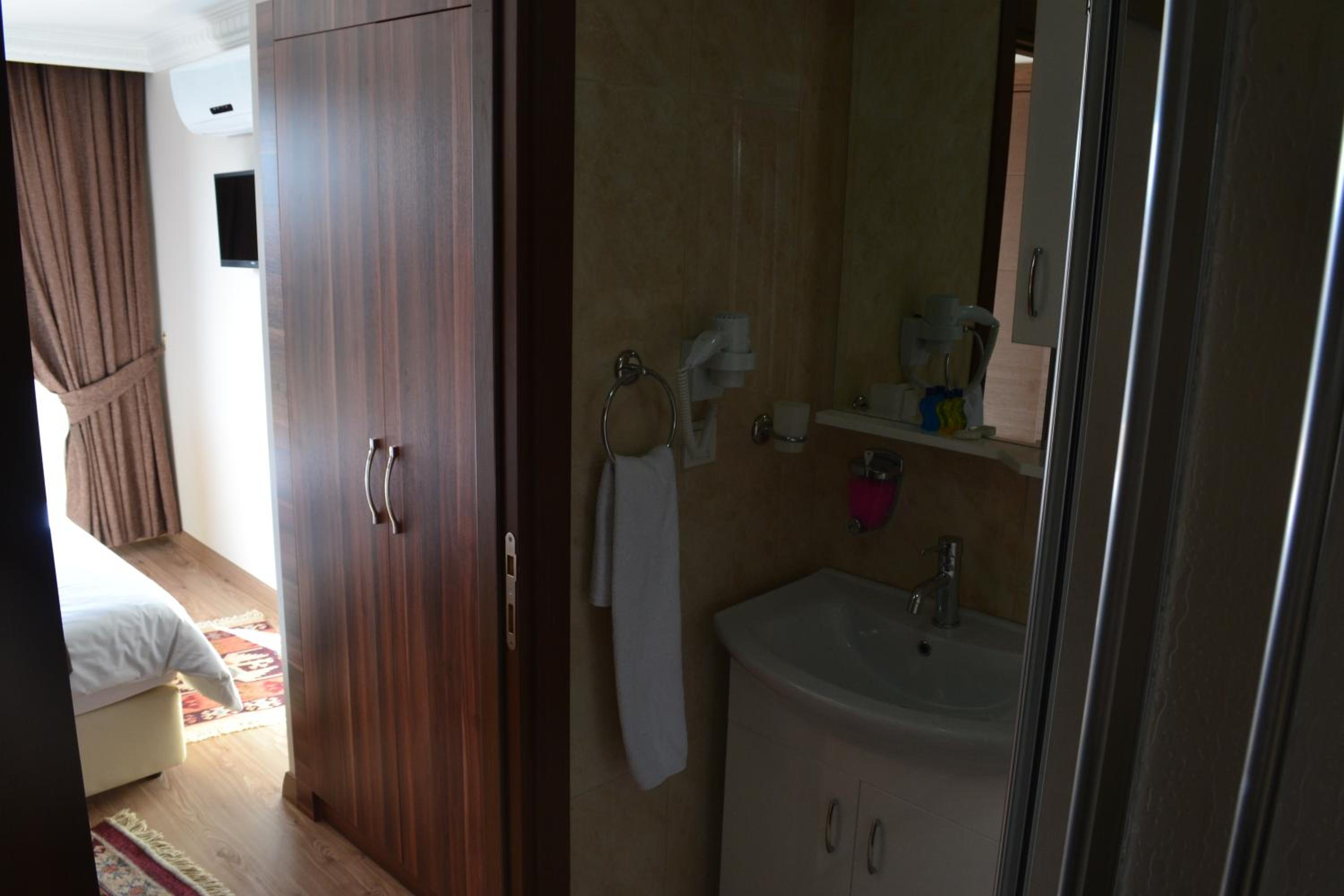 Deluxe Suite with Balcony photo 2