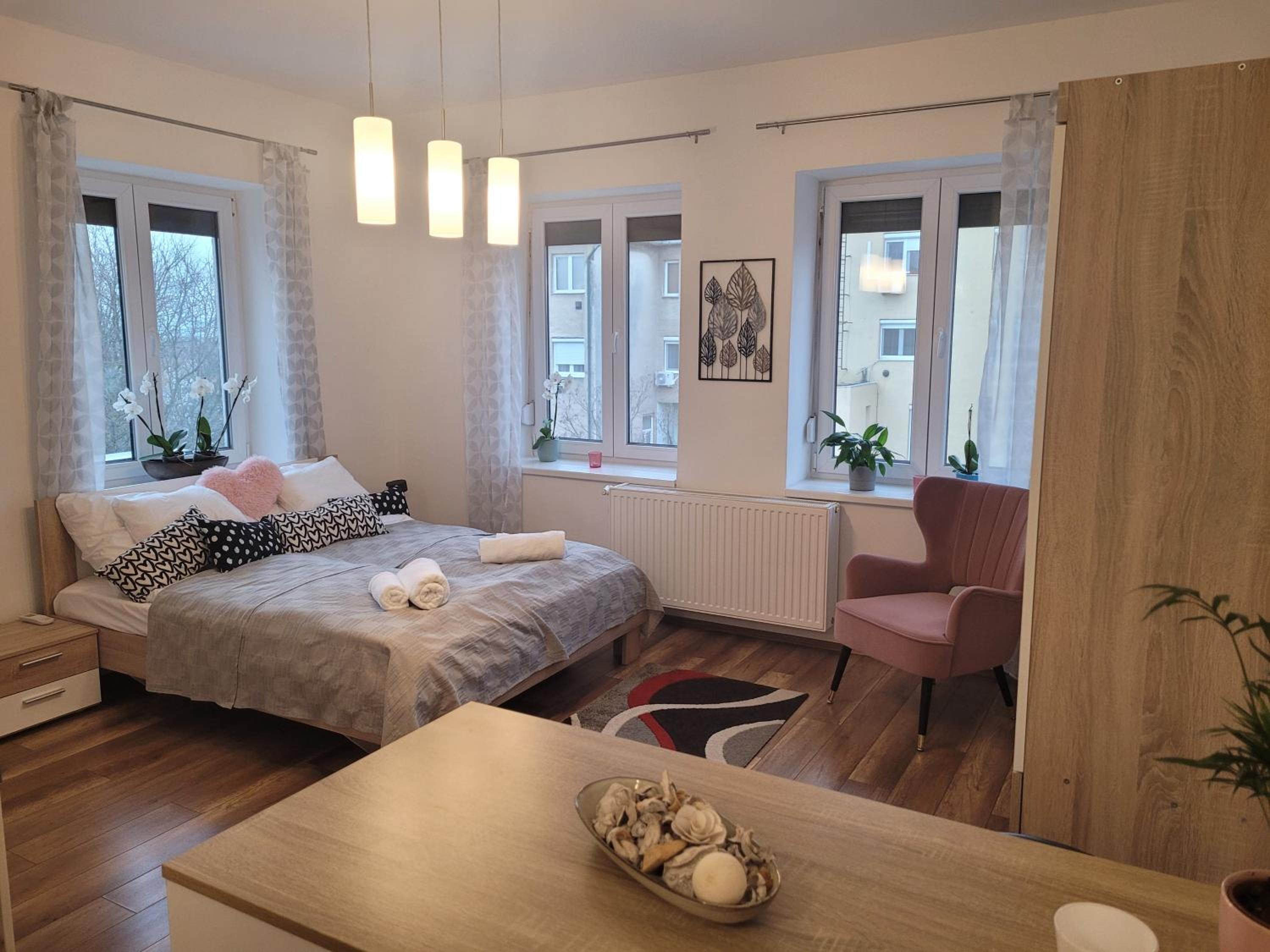 One-Bedroom Apartment photo 1