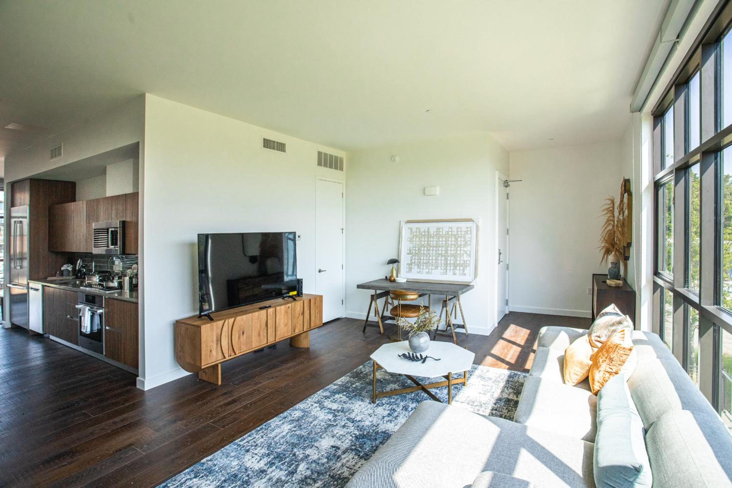 Studio with Balcony - Photo 14
