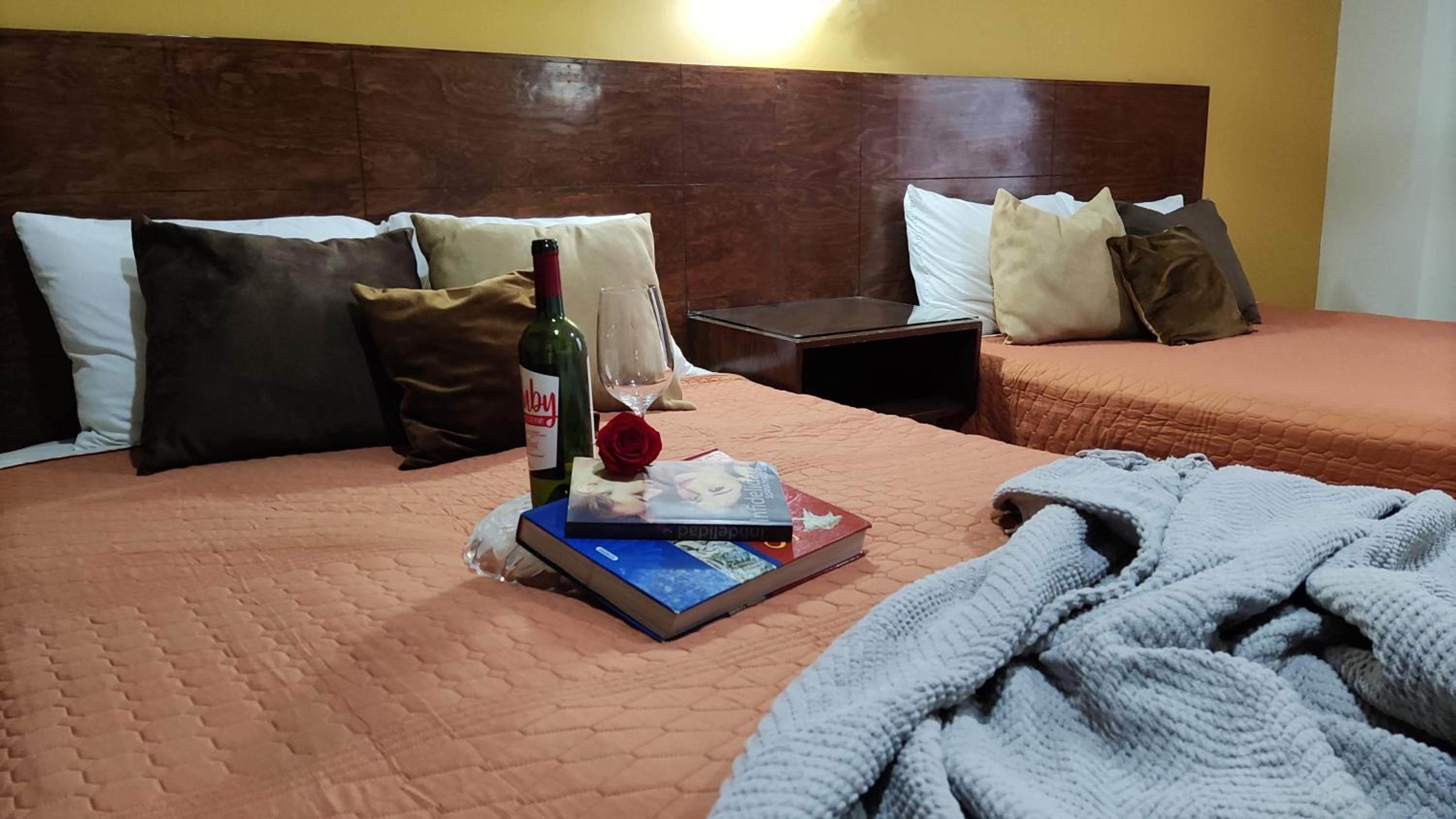 Deluxe Double Room with Two Double Beds - Photo 8