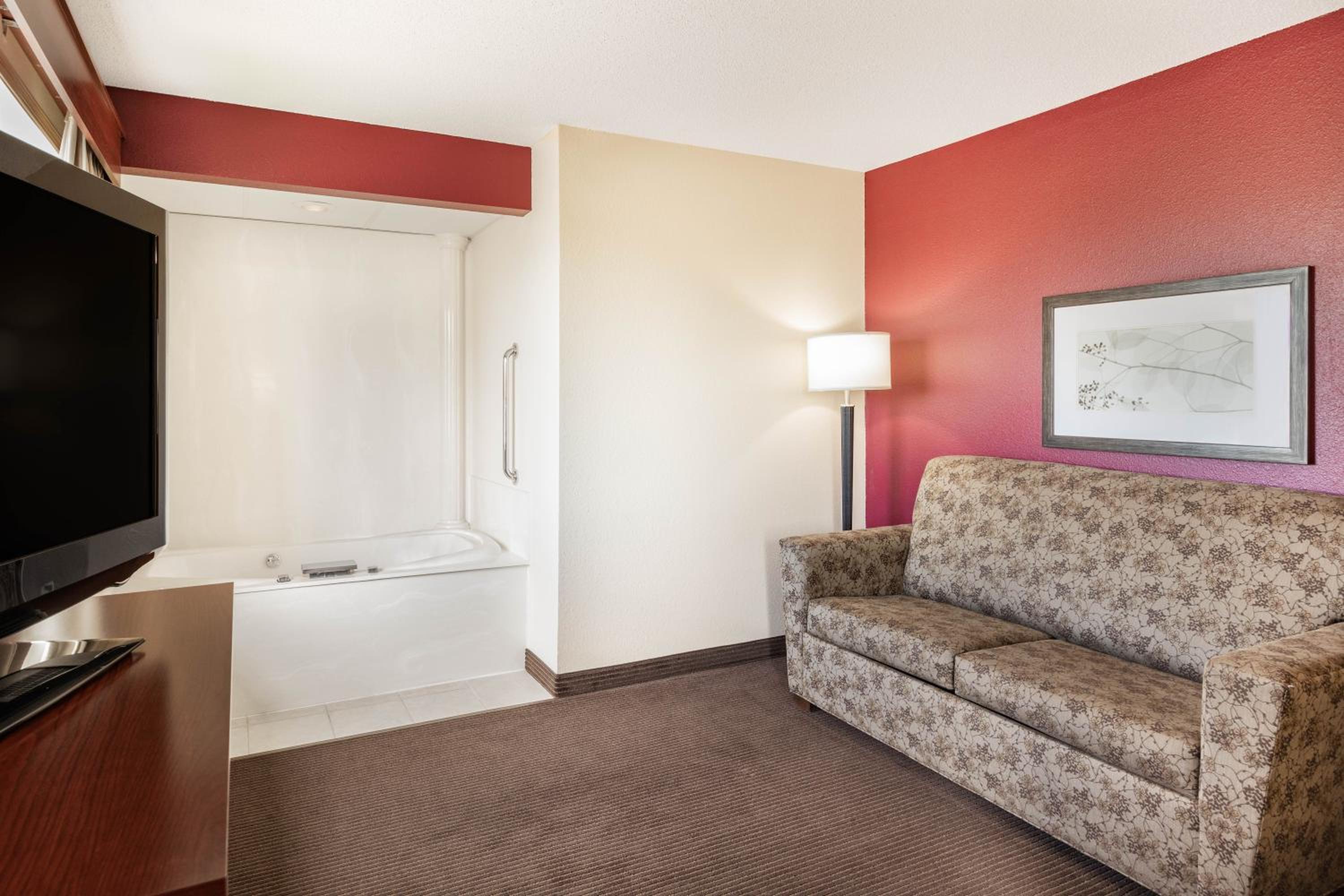 Queen Suite with Sofa Bed and Jetted Tub - Photo 3