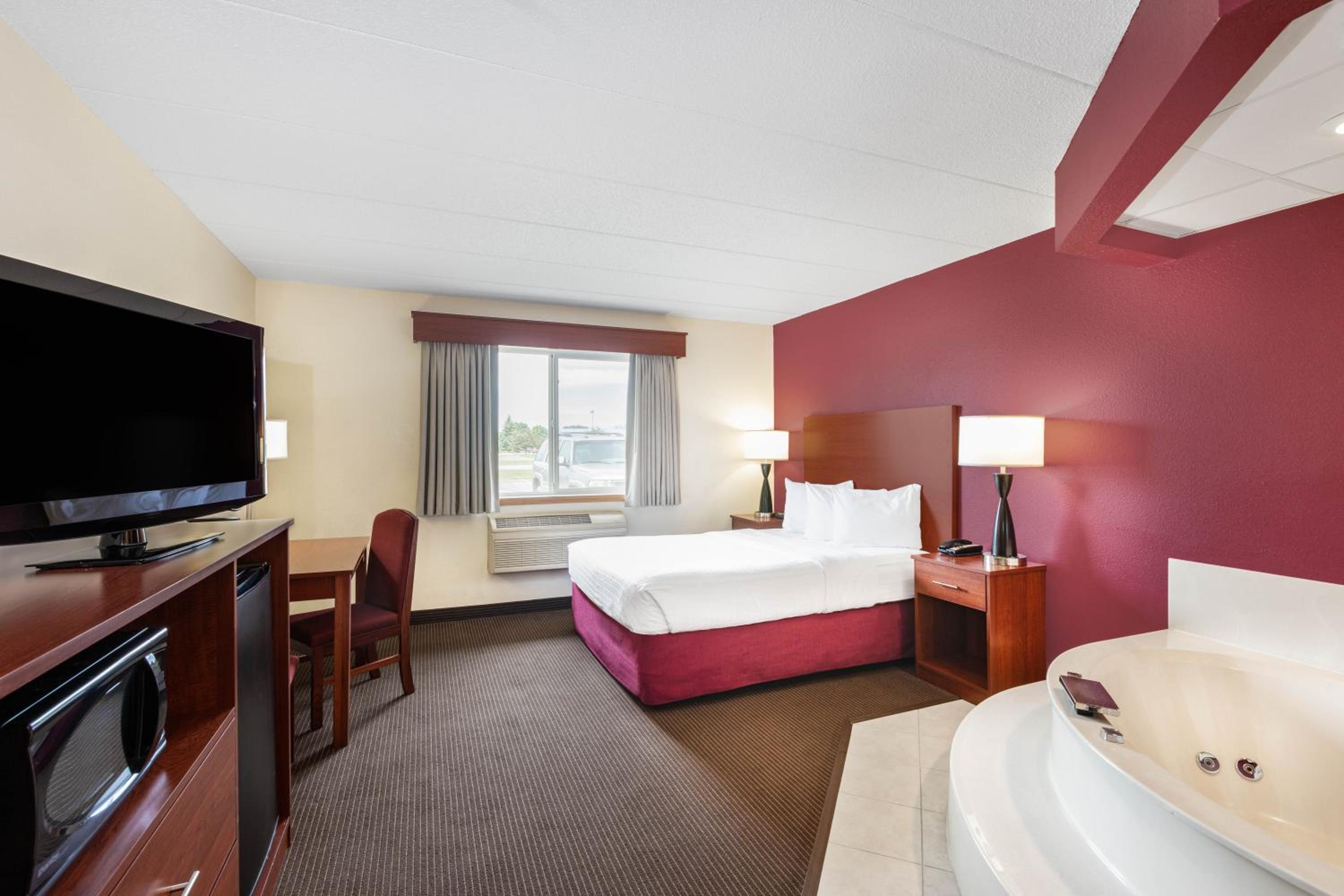 Queen Suite with Jetted Tub - Photo 1
