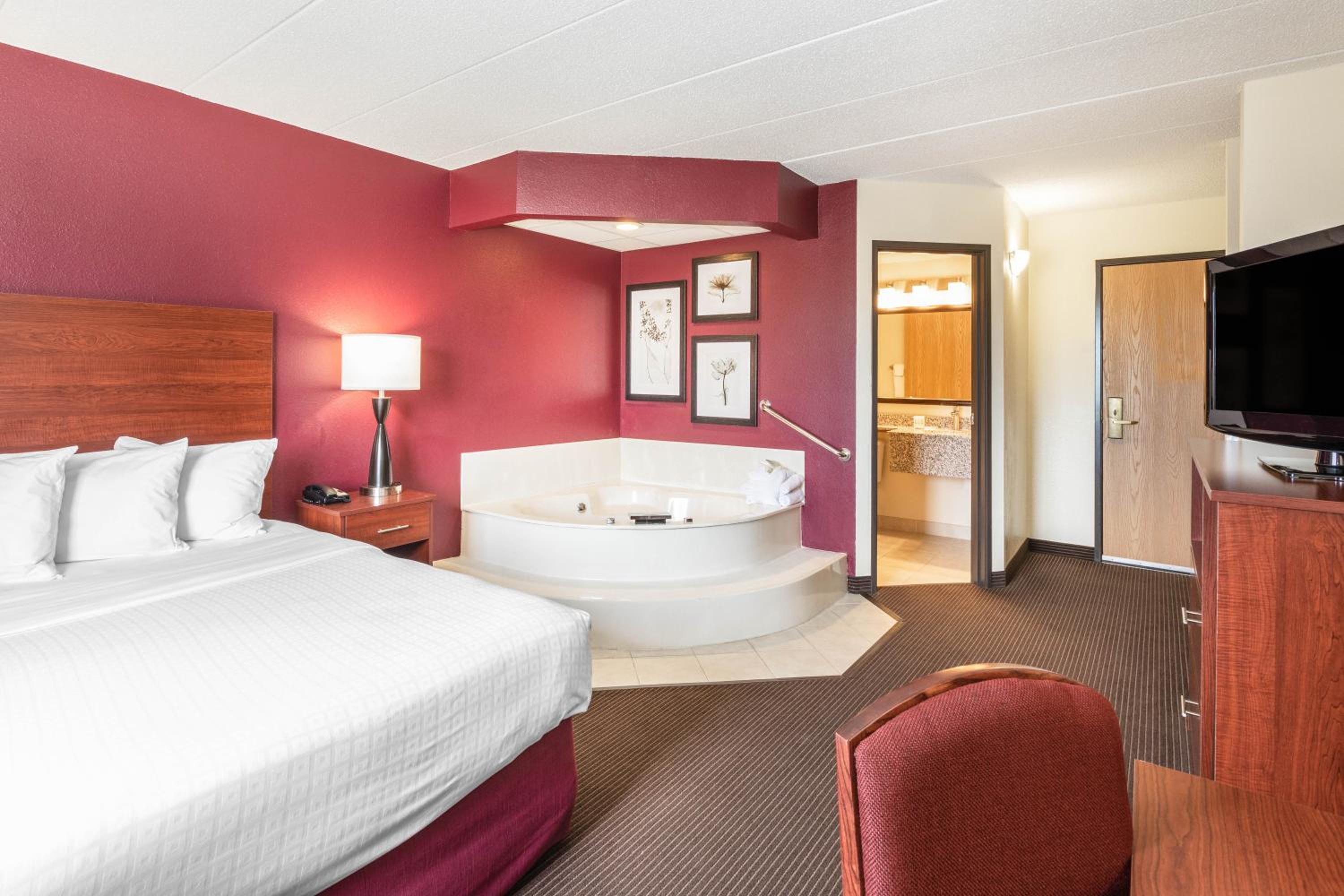 Queen Suite with Jetted Tub - Photo 3