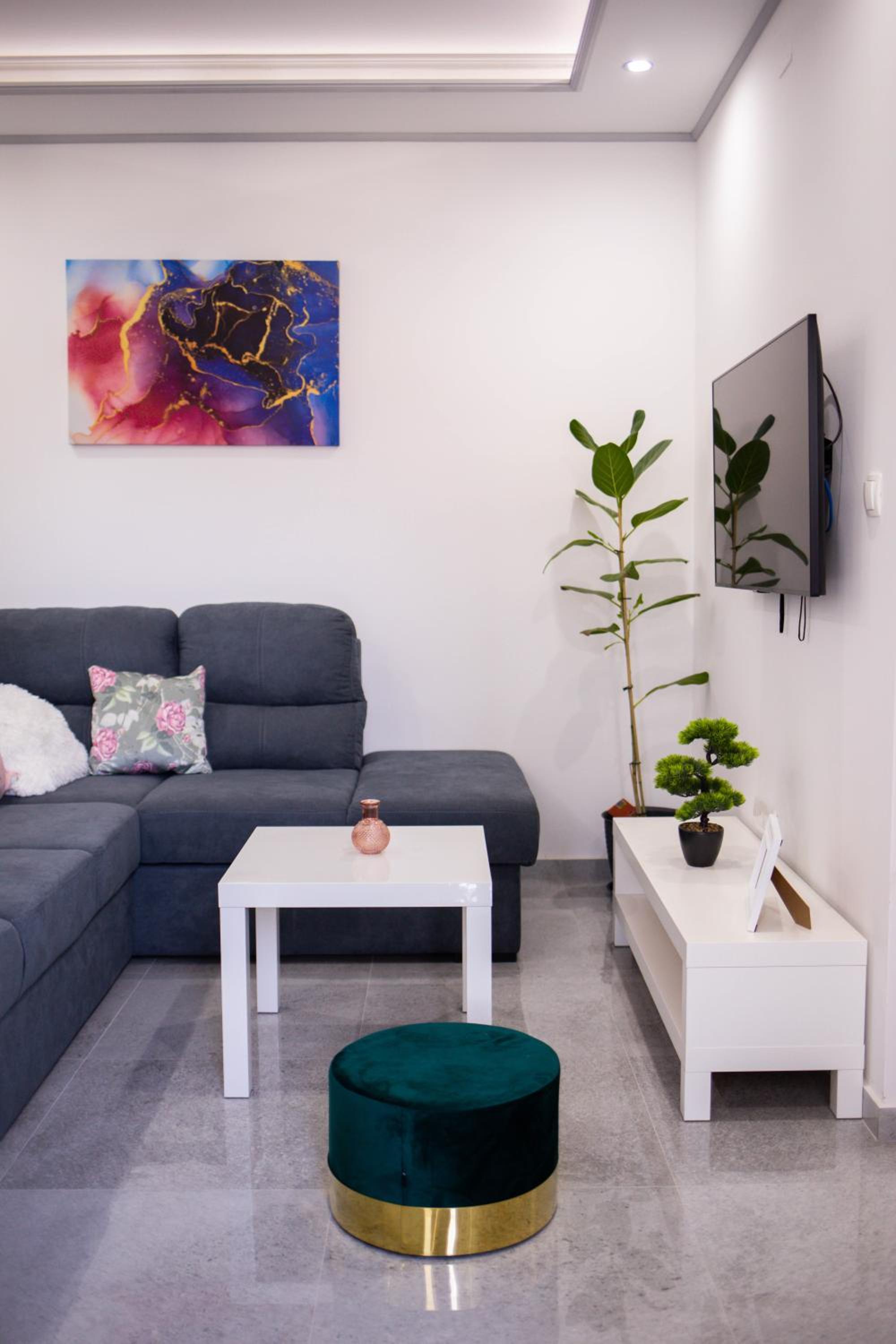 One-Bedroom Apartment photo 1