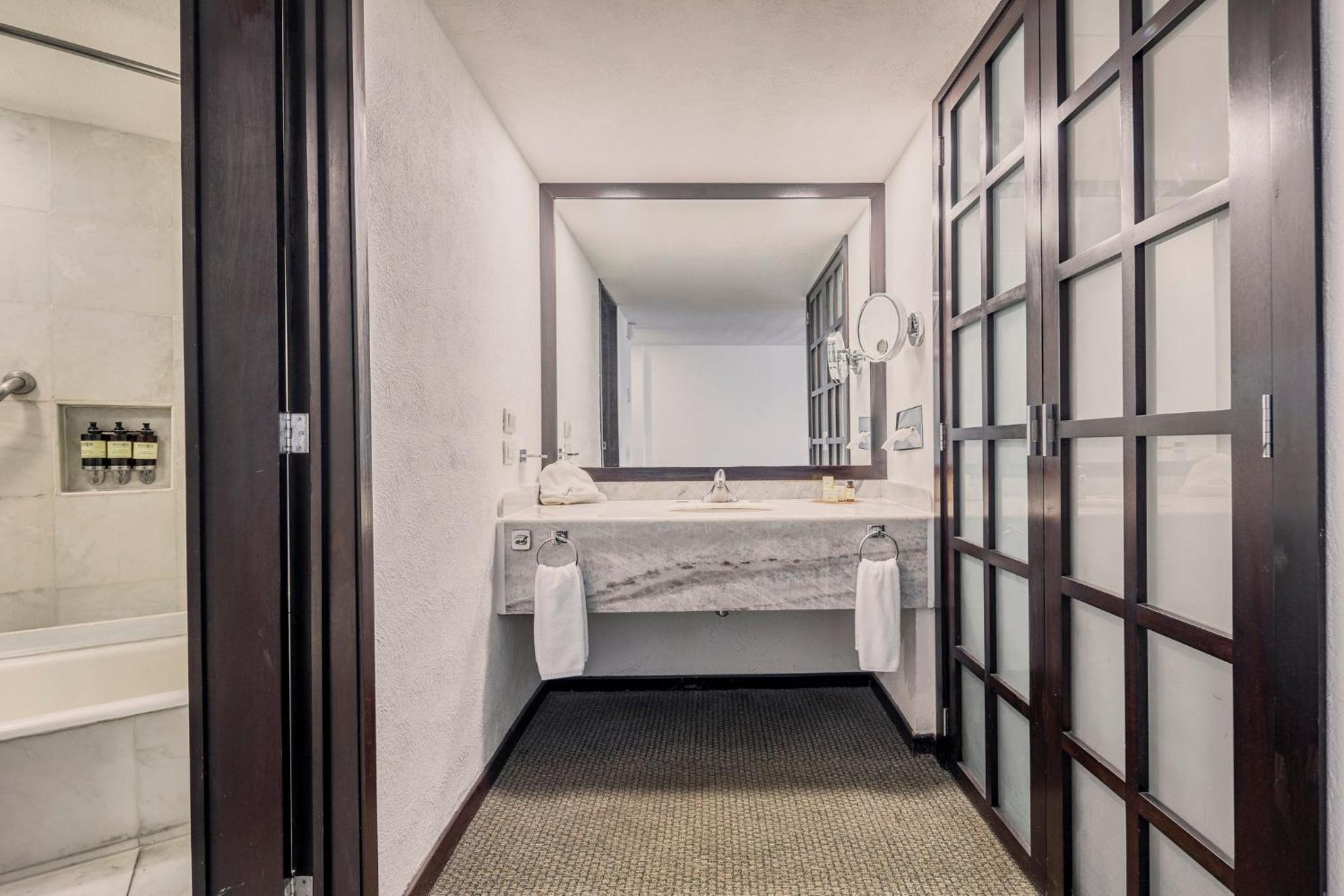 Executive Room, 1 King - Photo 2
