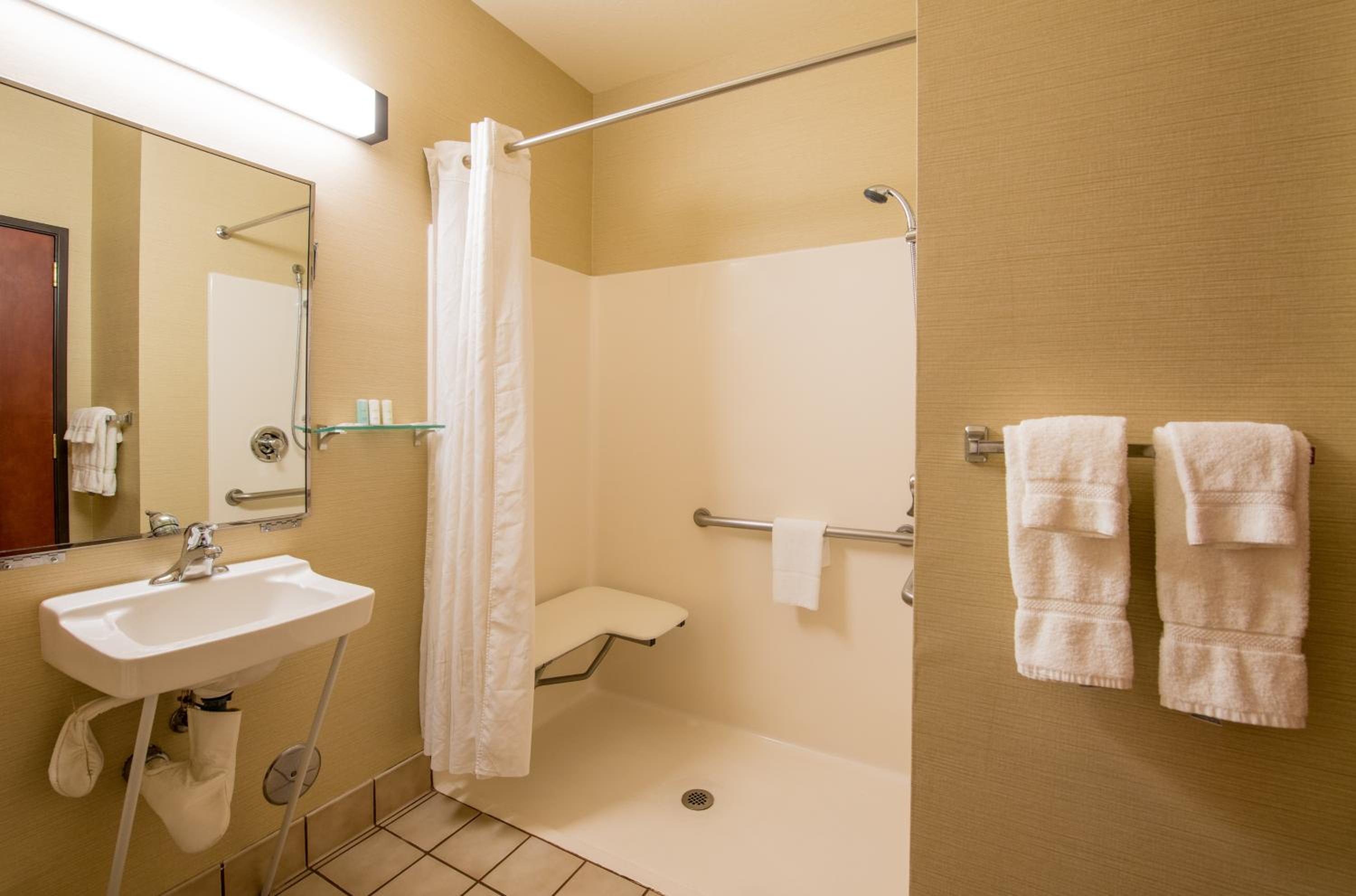 Queen Suite with Two Queen Beds - Accessible/Non-Smoking - Photo 6