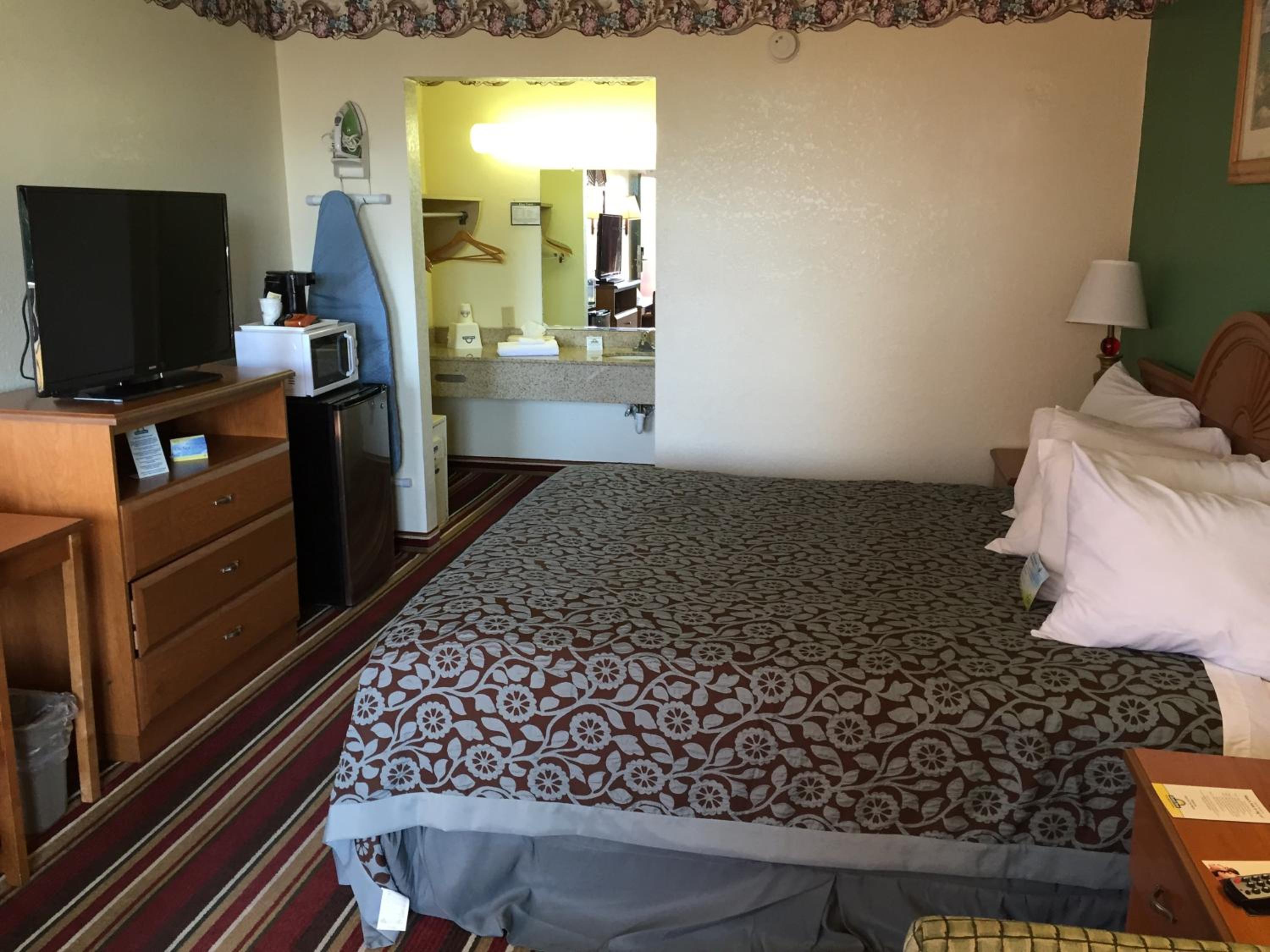 King Room - Non-Smoking photo 2