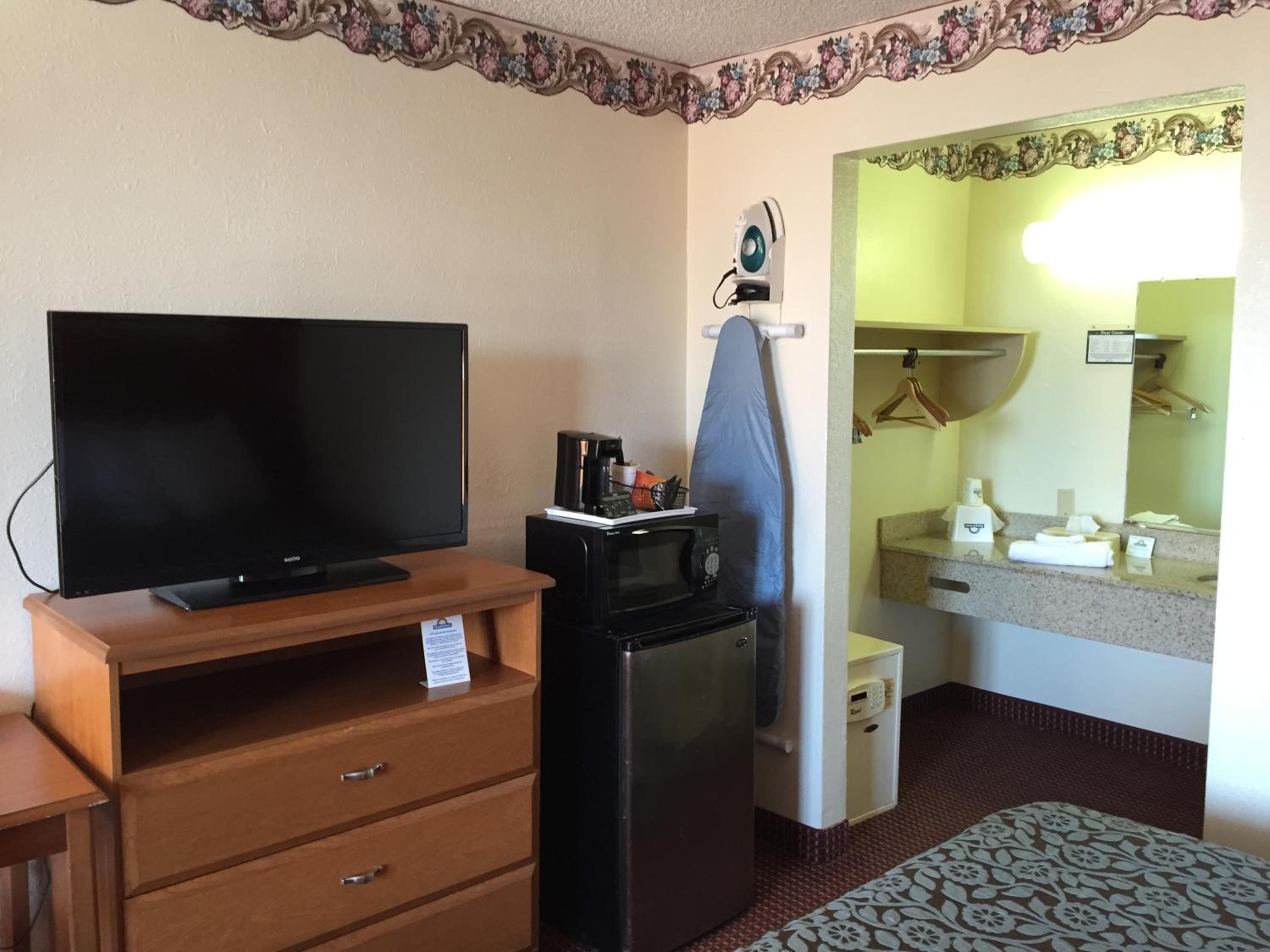 Double Room with Two Double Beds - Smoking photo 2