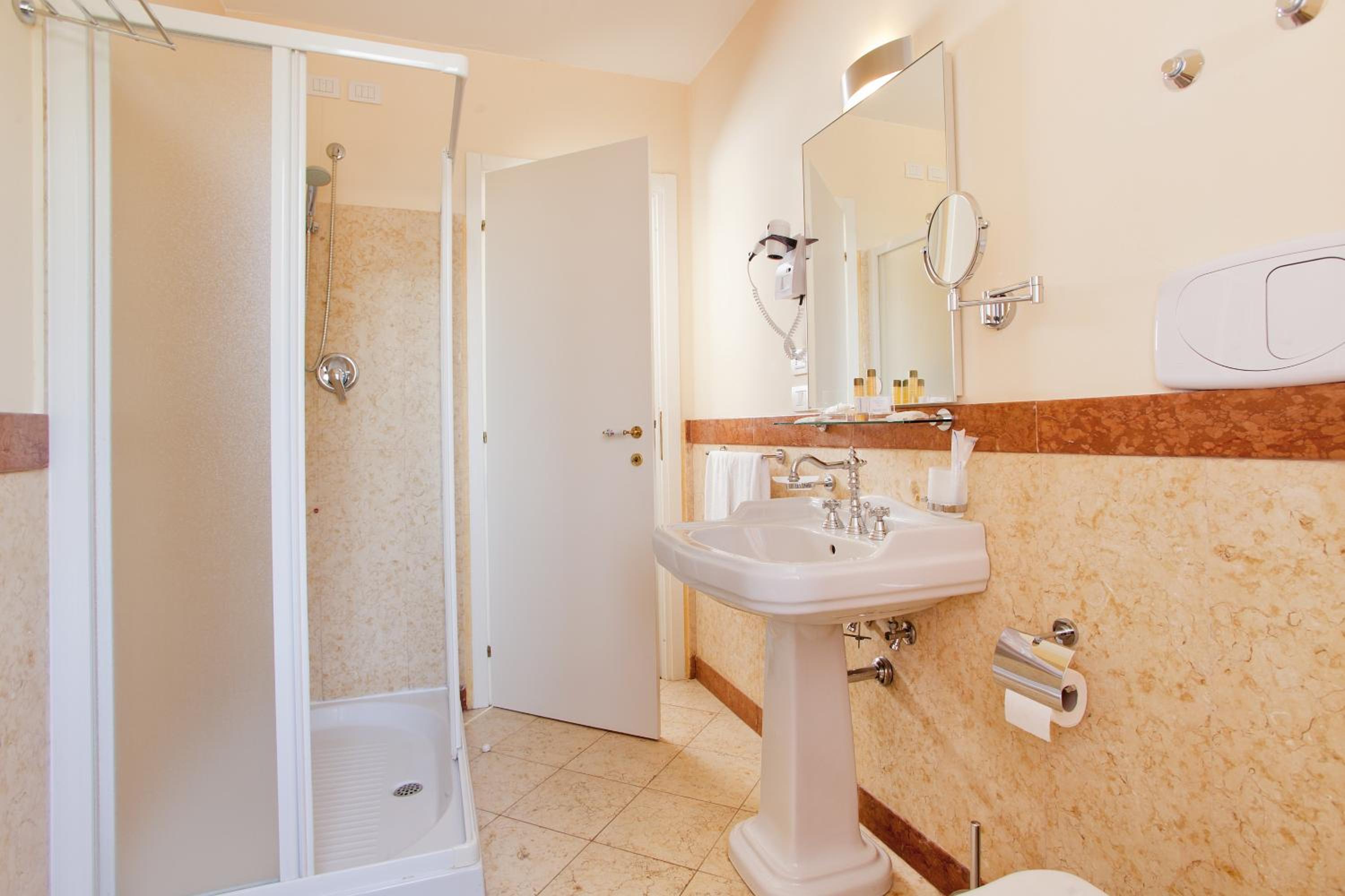 Superior Double or Twin Room - Photo 2