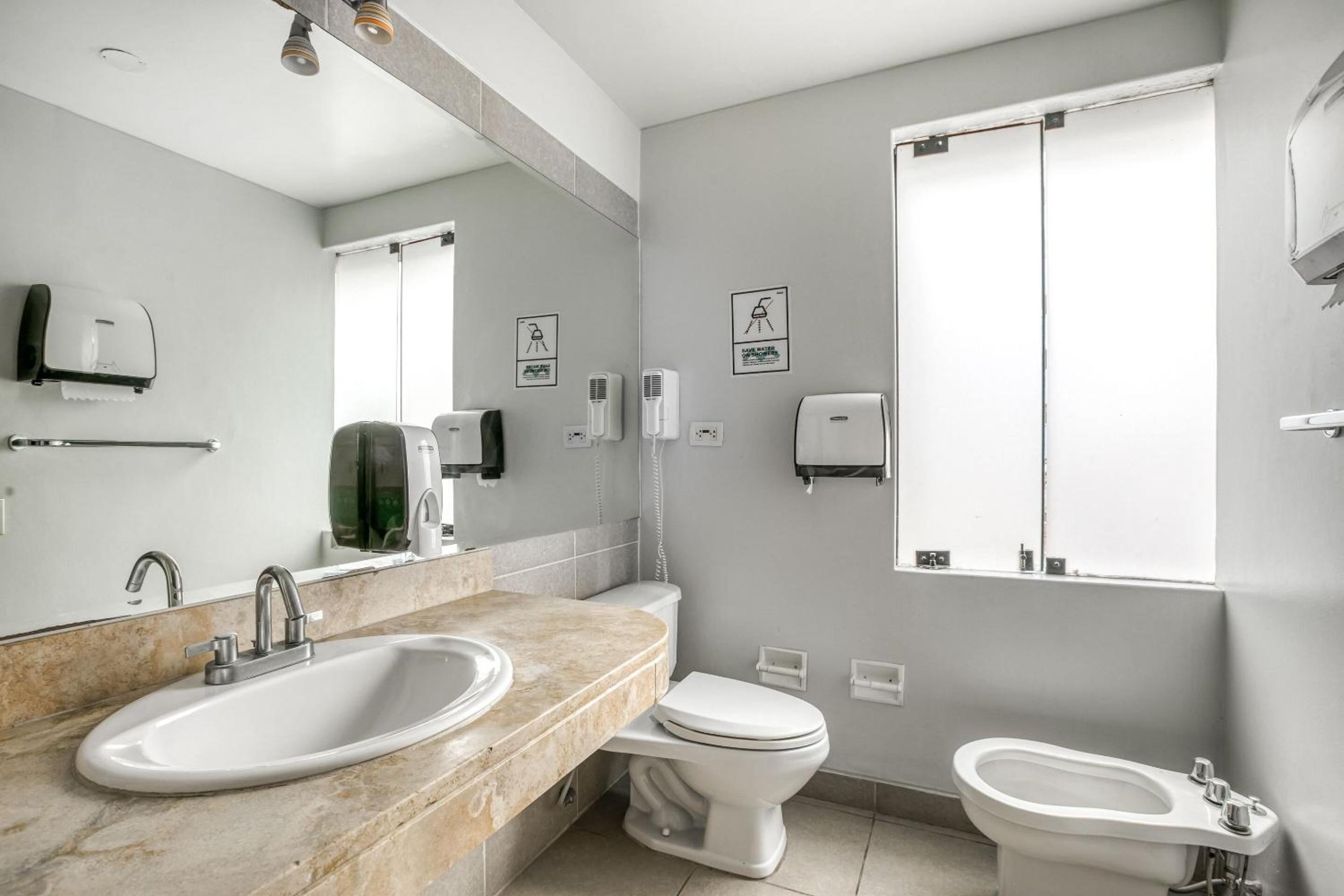 Small Room with Shared Bathroom photo 3