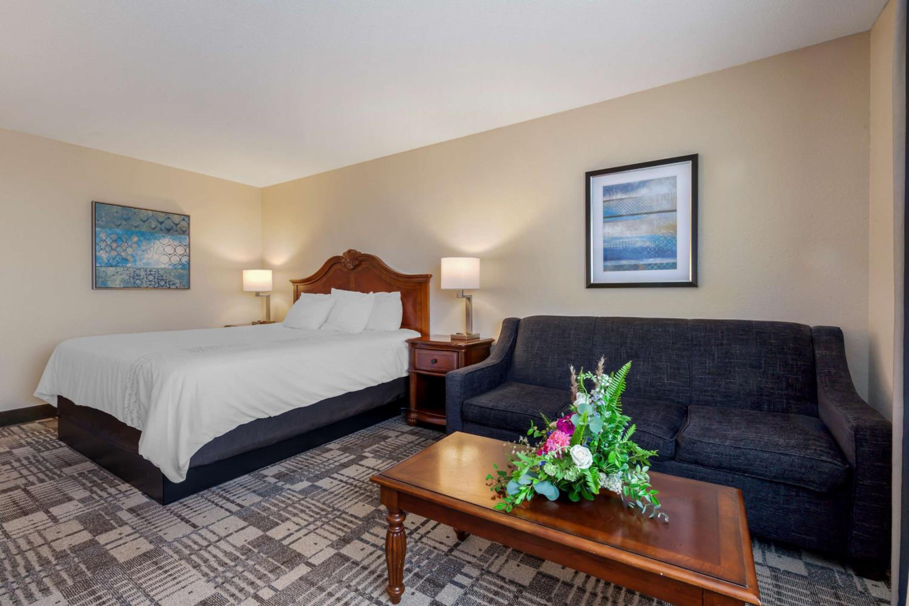 King Room with Sofa Bed - Non-Smoking - Photo 3