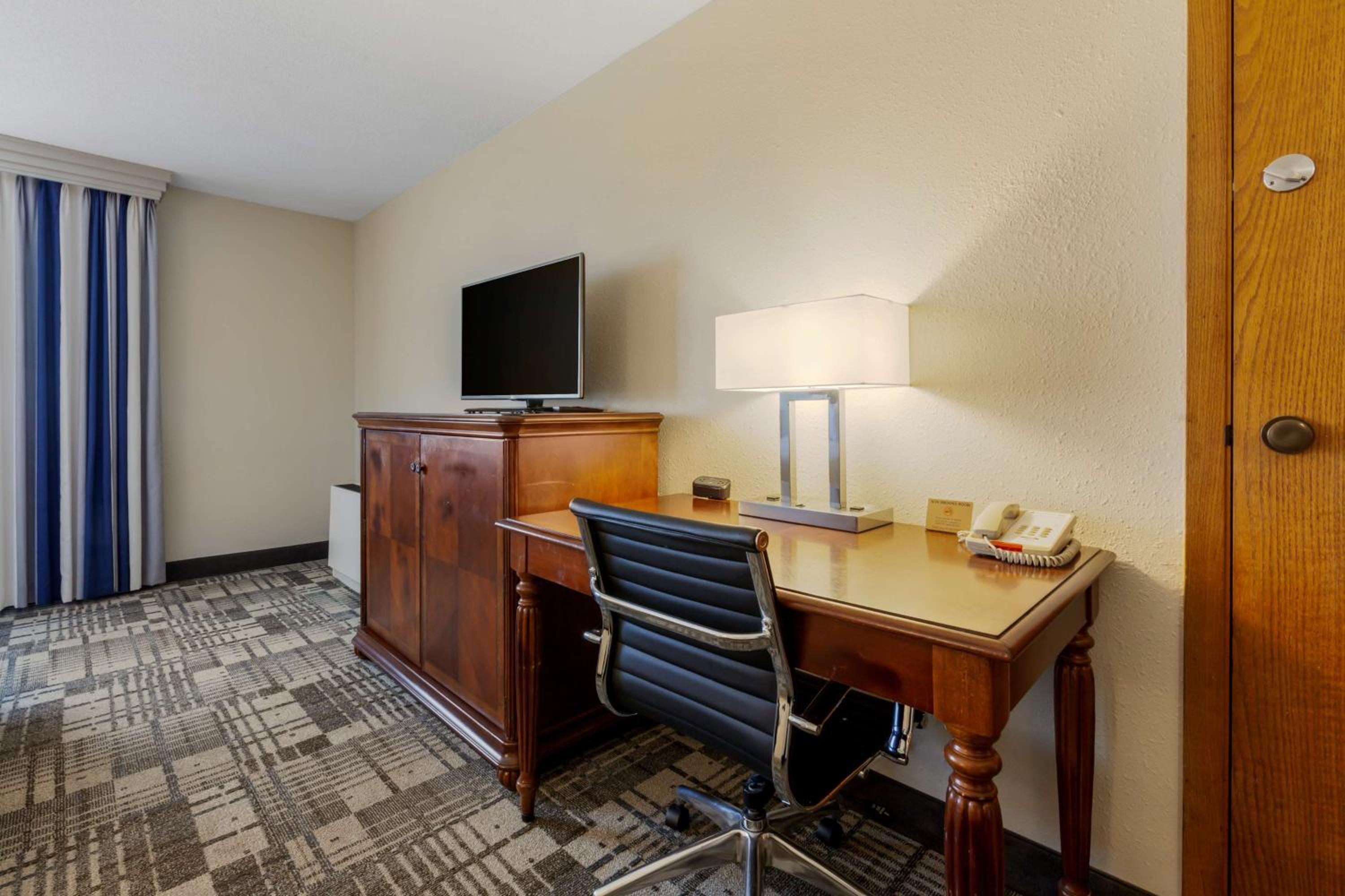 King Room - Non-Smoking - Photo 2