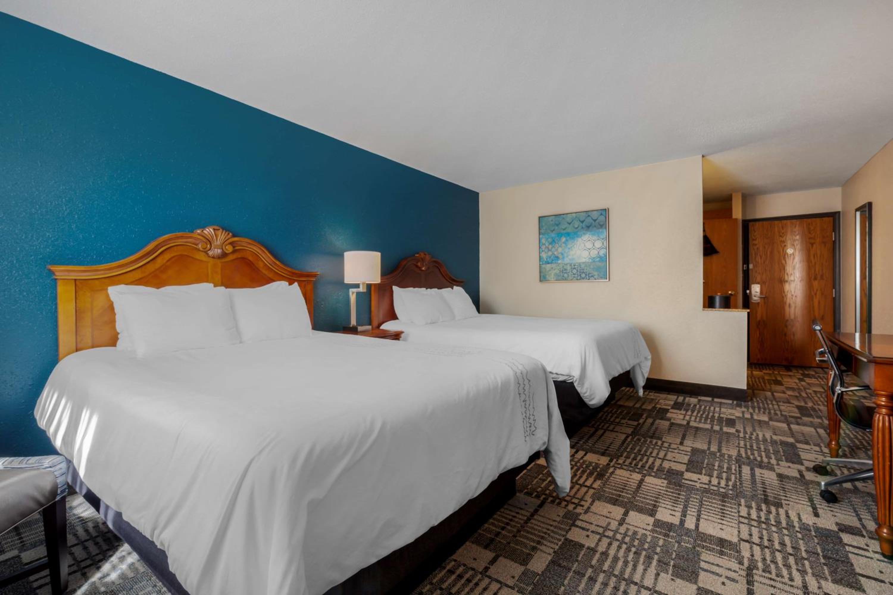 Queen Room with Two Queen Beds and Bath Tub - Disability Access/Non-Smoking  - Photo 2