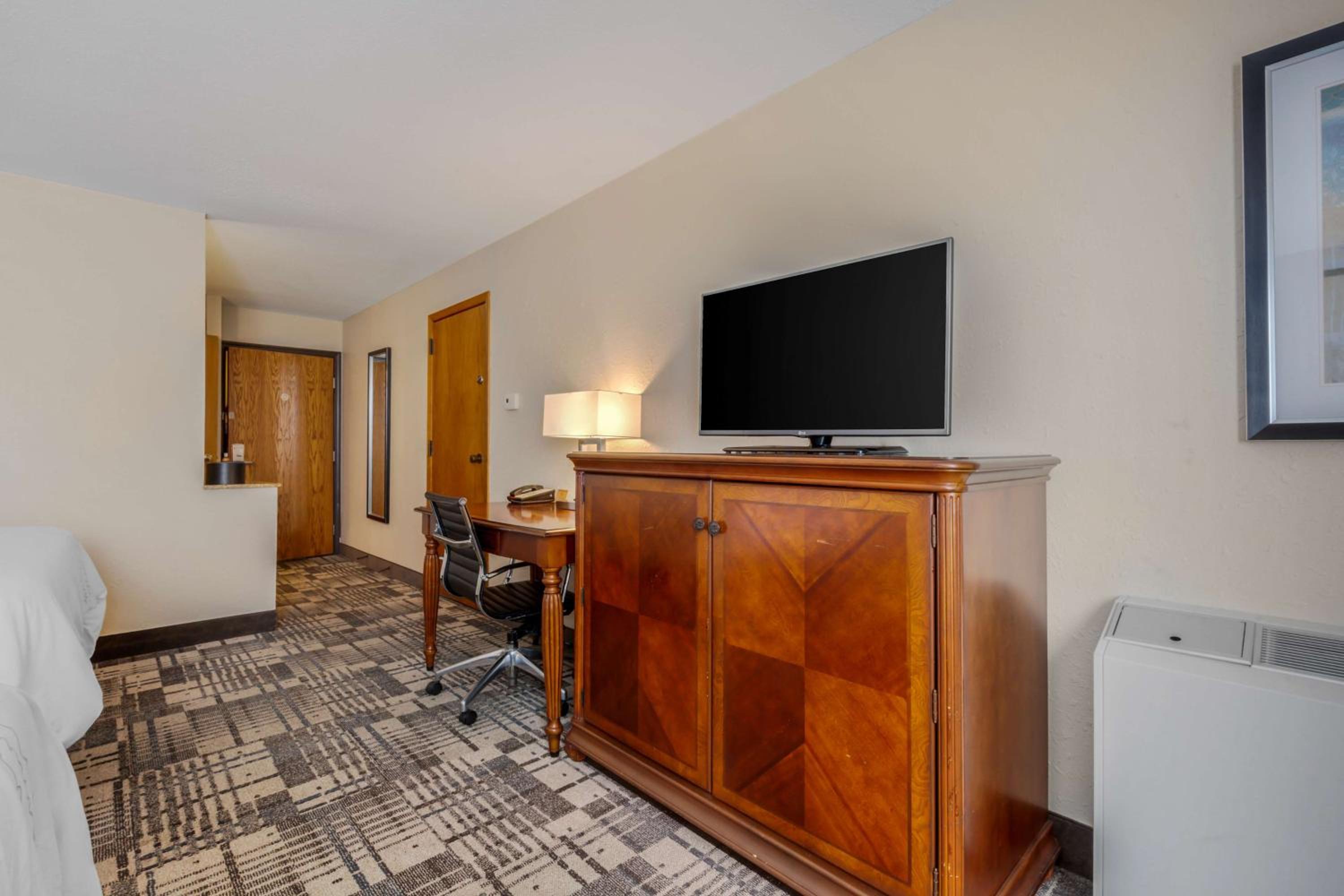 Queen Room with Two Queen Beds - Photo 3