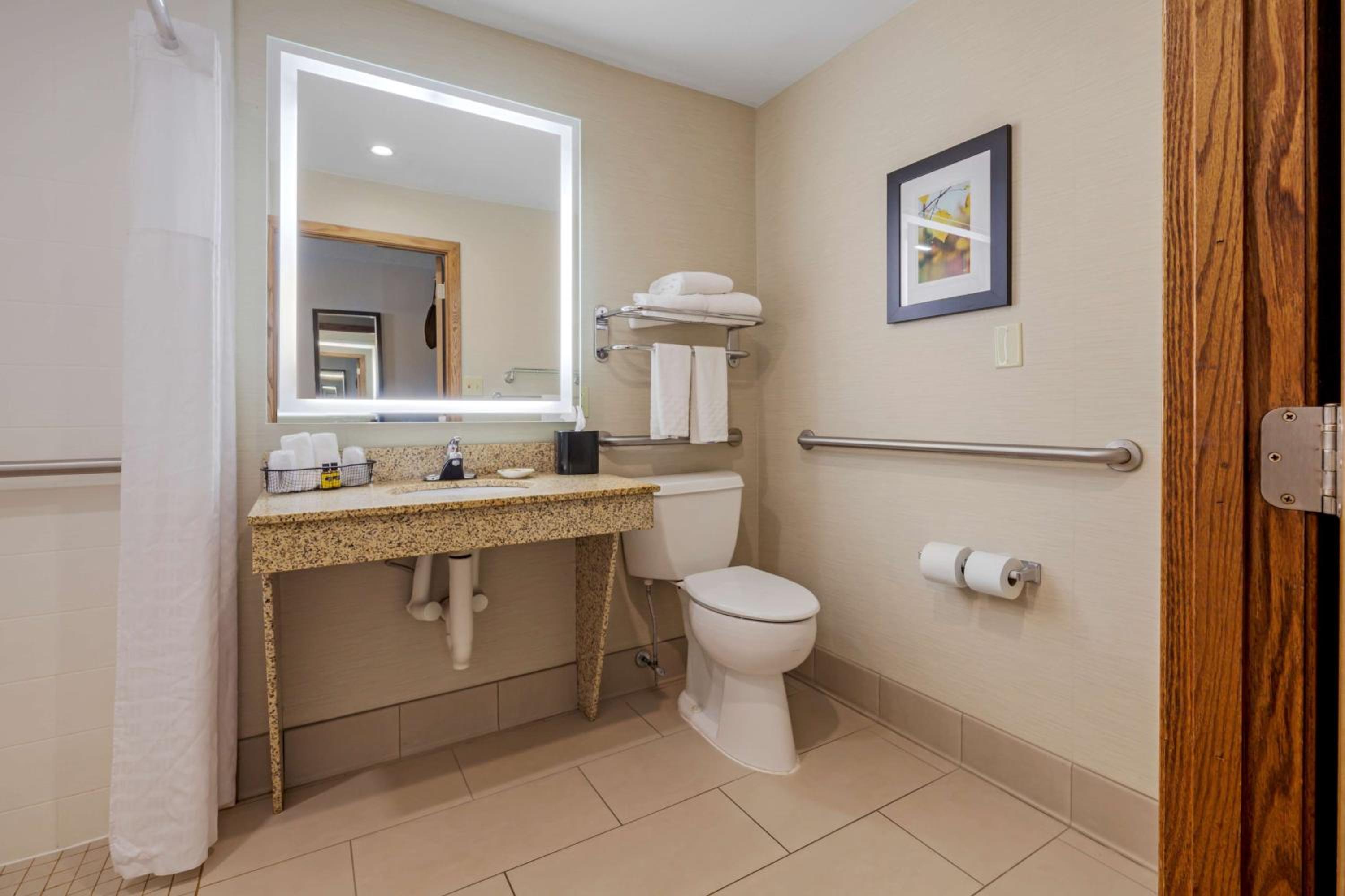 Queen Room with Two Queen Beds - Disability Access - Photo 3
