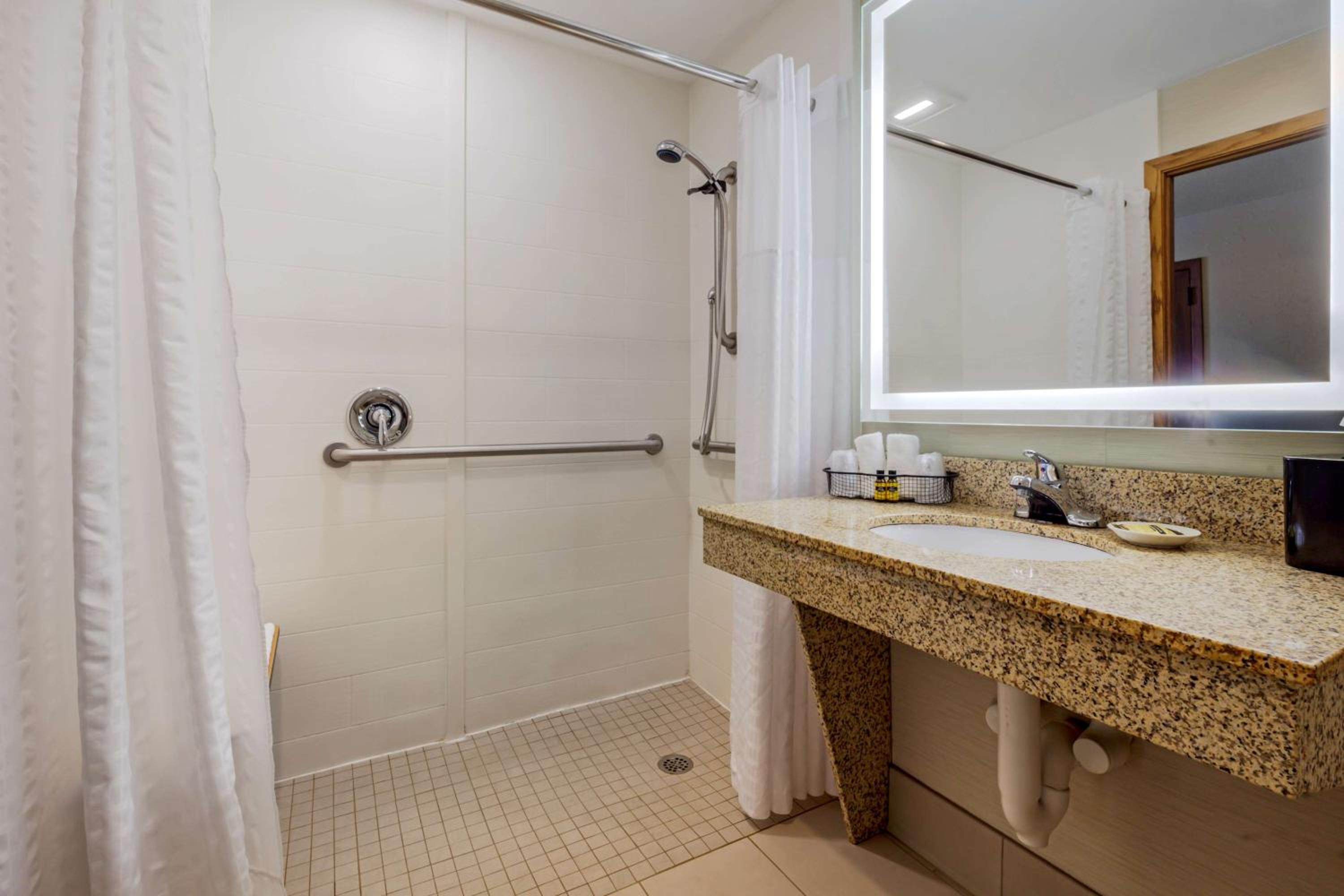 Queen Room with Two Queen Beds - Disability Access - Photo 4