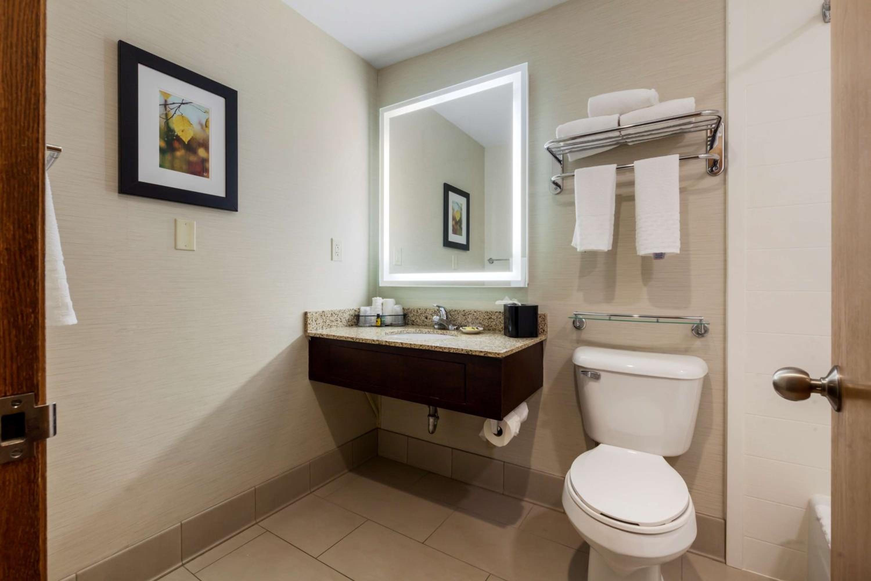 Queen Room with Two Queen Beds and Bath Tub - Disability Access/Non-Smoking  - Photo 4