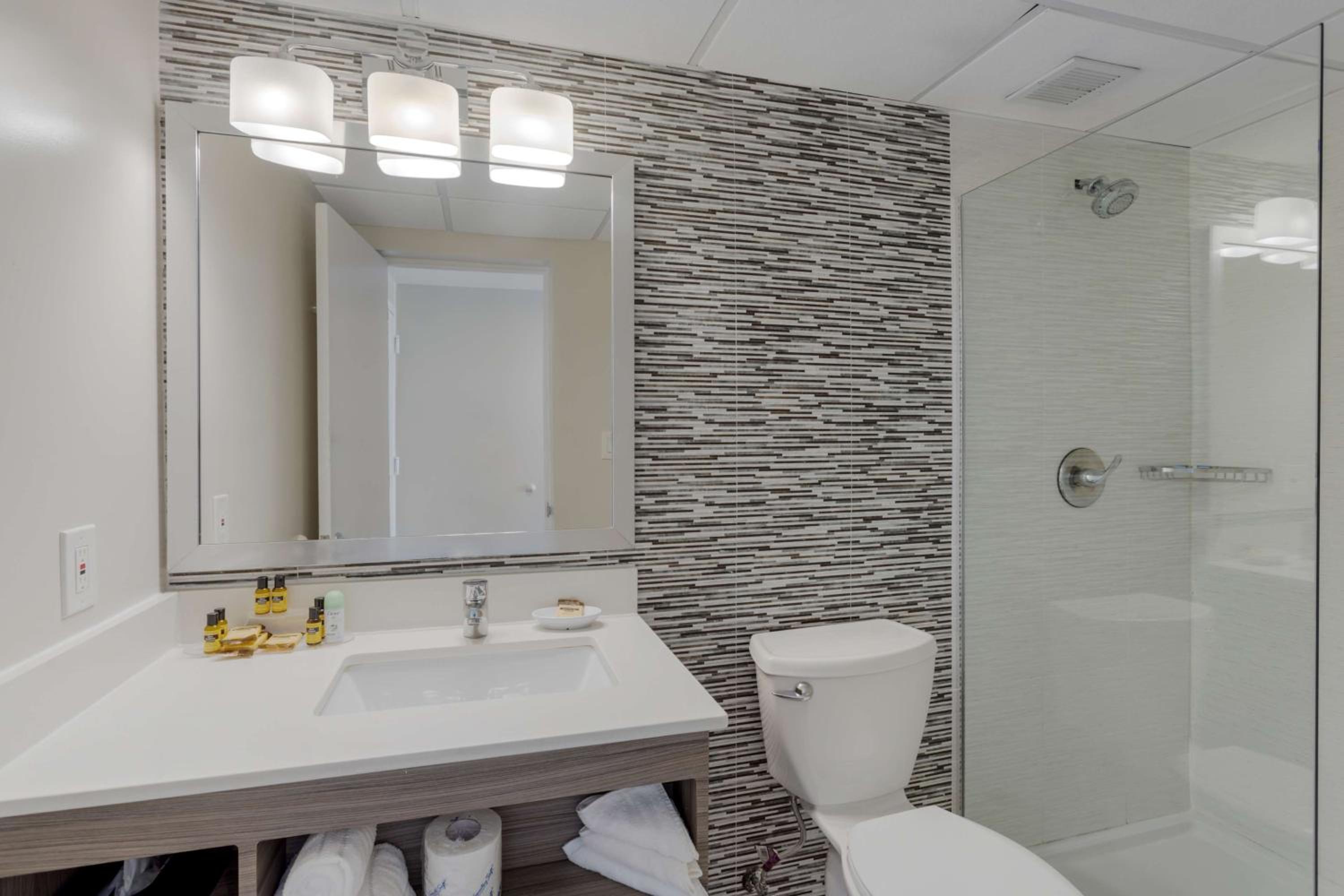 Queen Room with Two Queen Beds with Roll-In Shower - Mobility Access photo 2