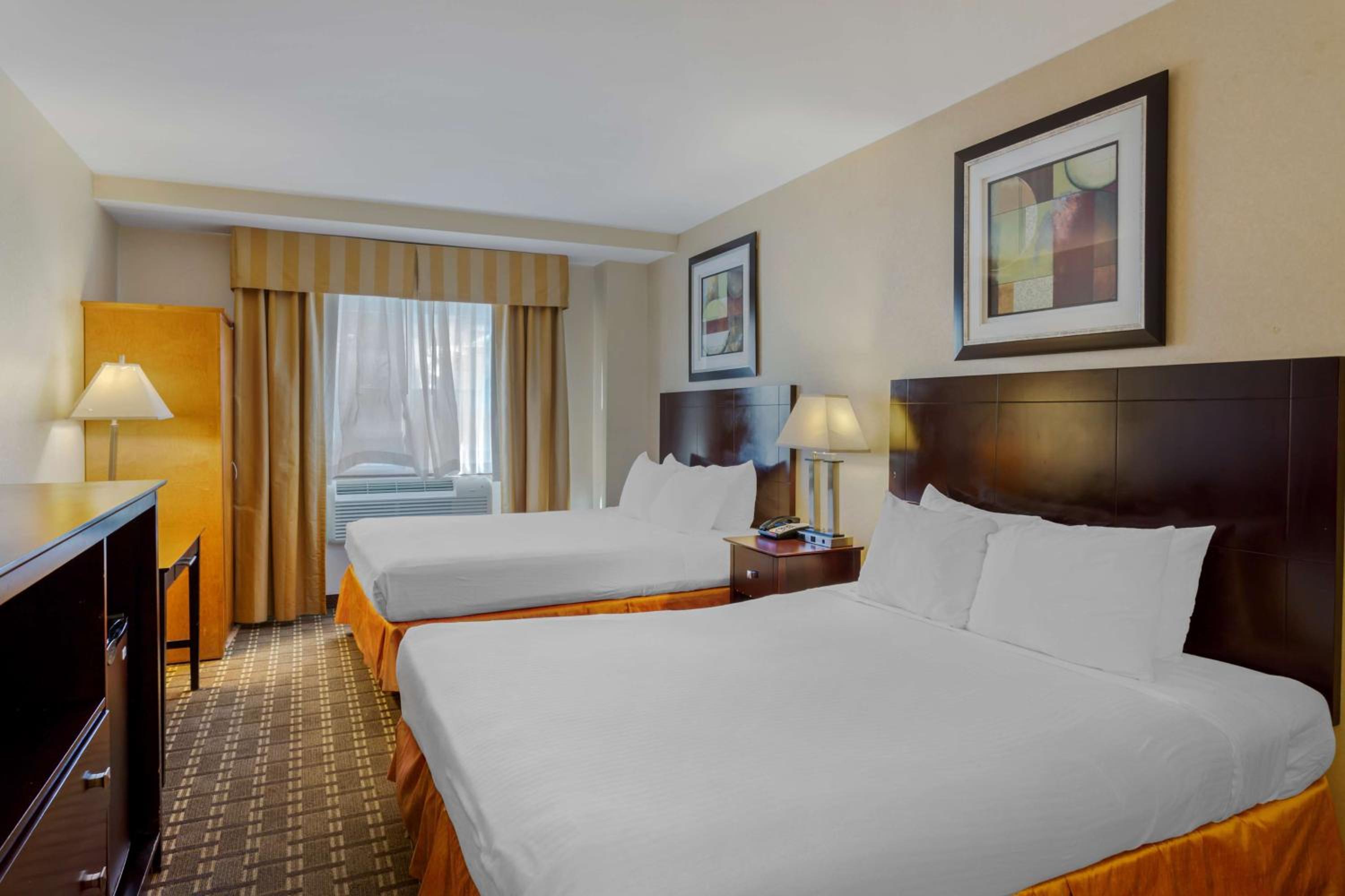 Queen Room with Two Queen Beds - Non-Smoking photo 2