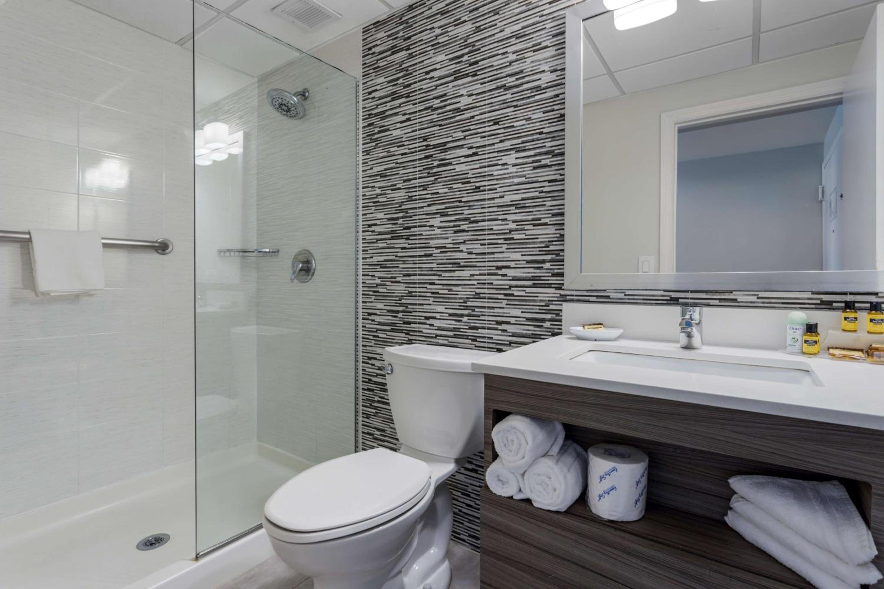 Queen Room with Two Queen Beds with Roll-In Shower - Mobility Access photo 3